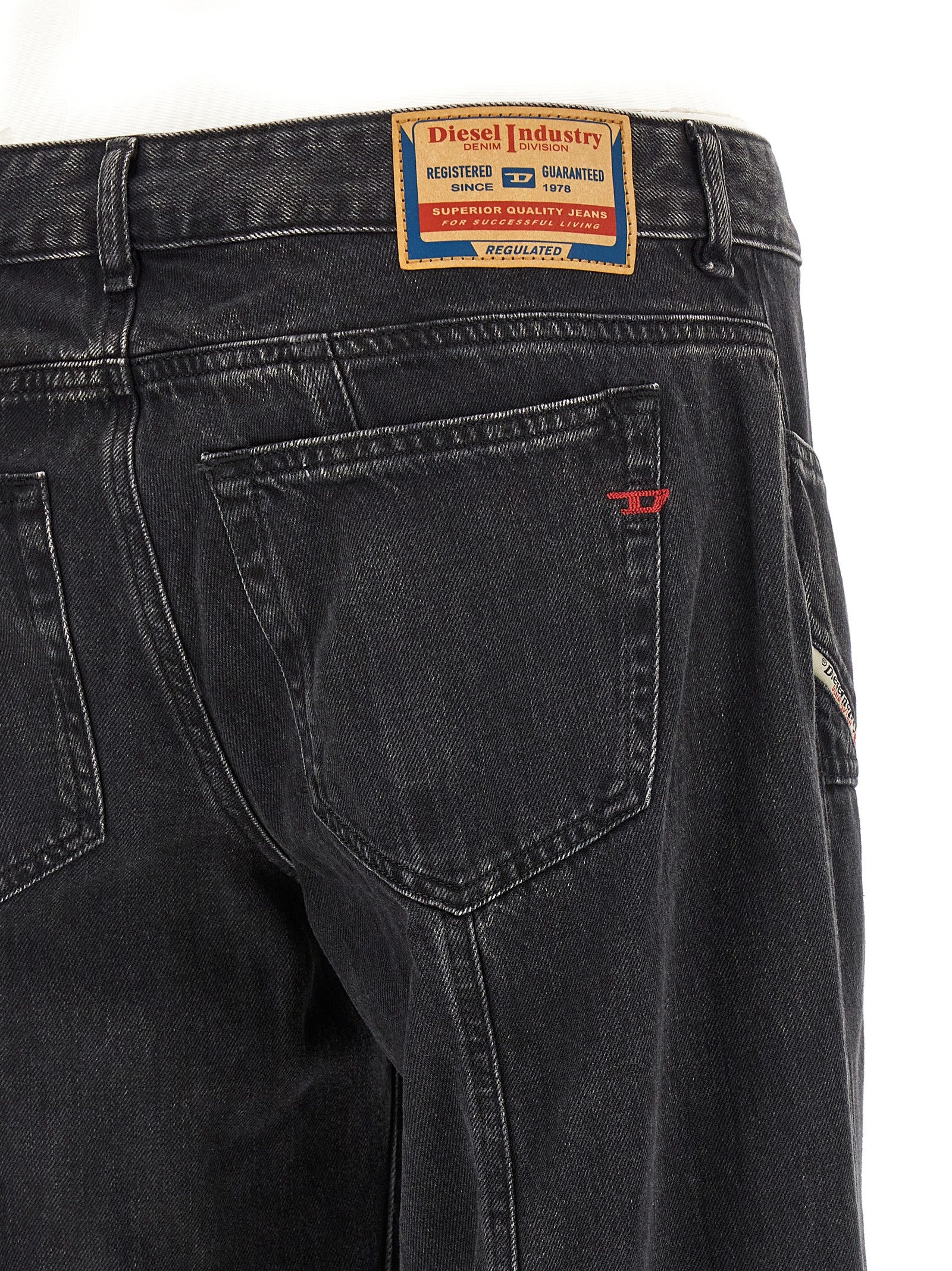 Jeans en coton noir Diesel, denim robuste avec détails classiques, visibles sur le produit.