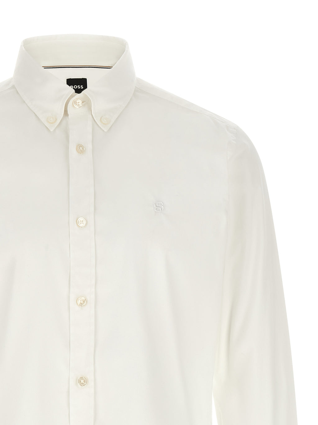 Blouse blanche en coton de la marque Hugo Boss, avec col classique et manches longues, portée sur un mannequin.