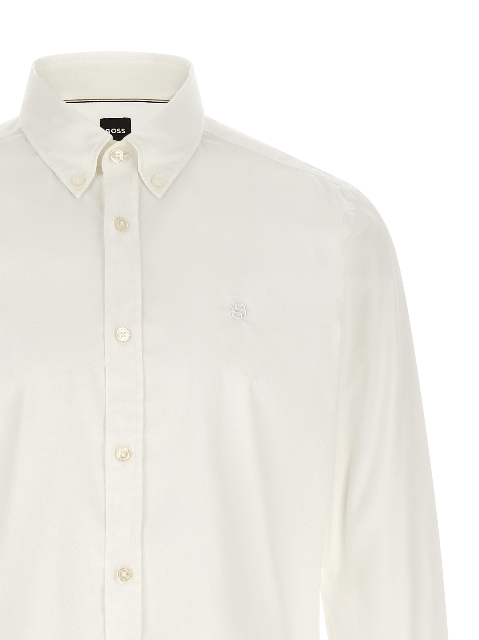 Blouse blanche en coton de la marque Hugo Boss, avec col classique et manches longues, portée sur un mannequin.