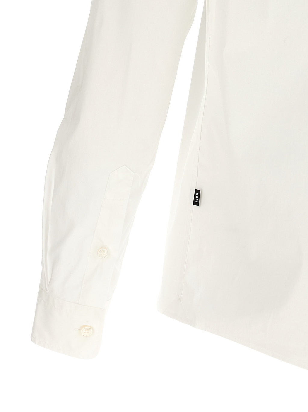 Blouse blanche en coton de la marque Hugo Boss, manches longues et col élégant, portée décontractée ou formelle.