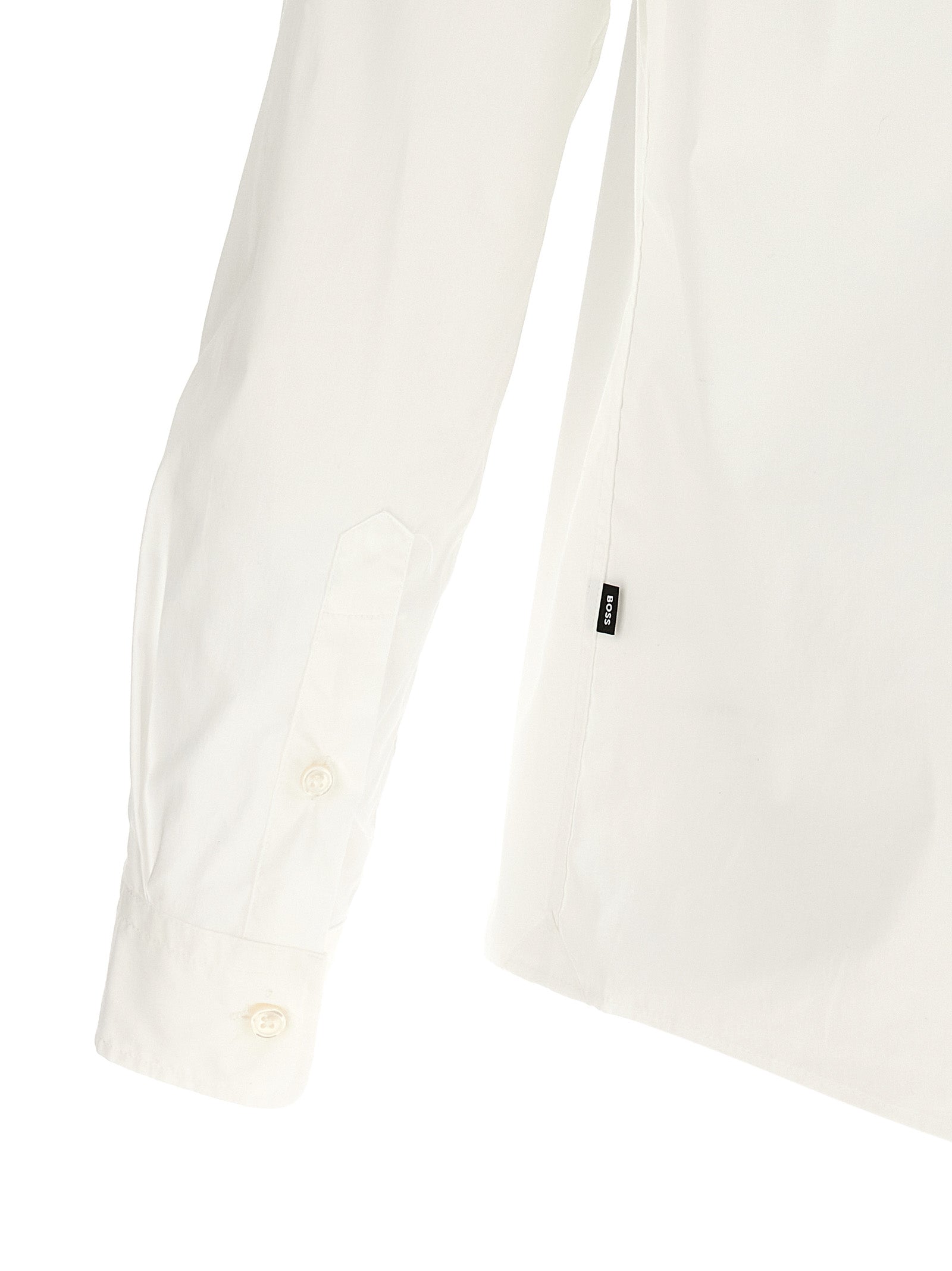 Blouse blanche en coton de la marque Hugo Boss, manches longues et col élégant, portée décontractée ou formelle.