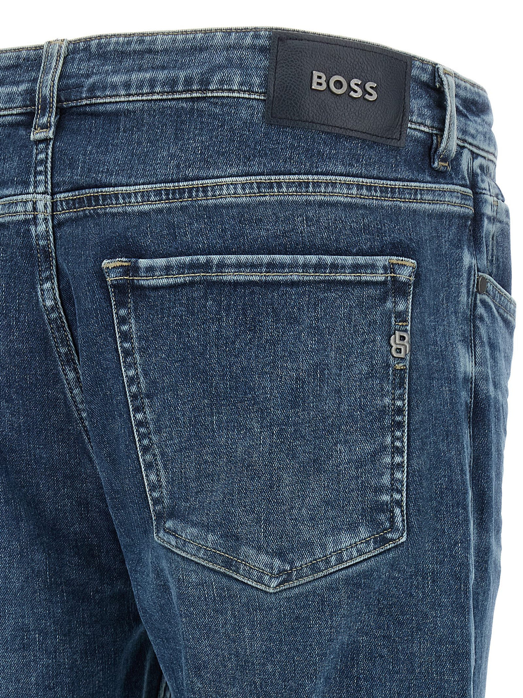 Jeans slim en coton bleu de la marque Hugo Boss, coupe ajustée et style moderne, visibles sur cette image.