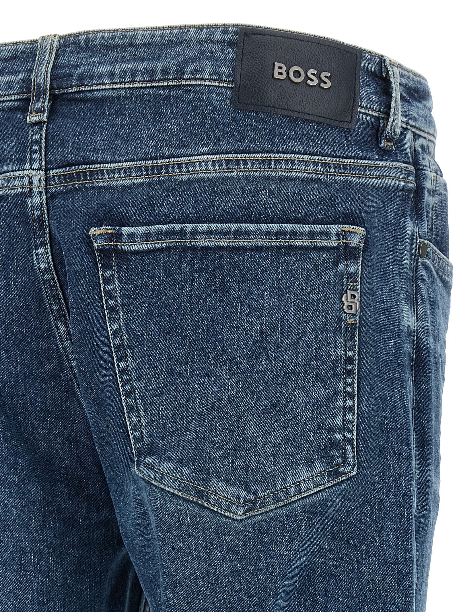 Jeans slim en coton bleu de la marque Hugo Boss, coupe ajustée et style moderne, visibles sur cette image.
