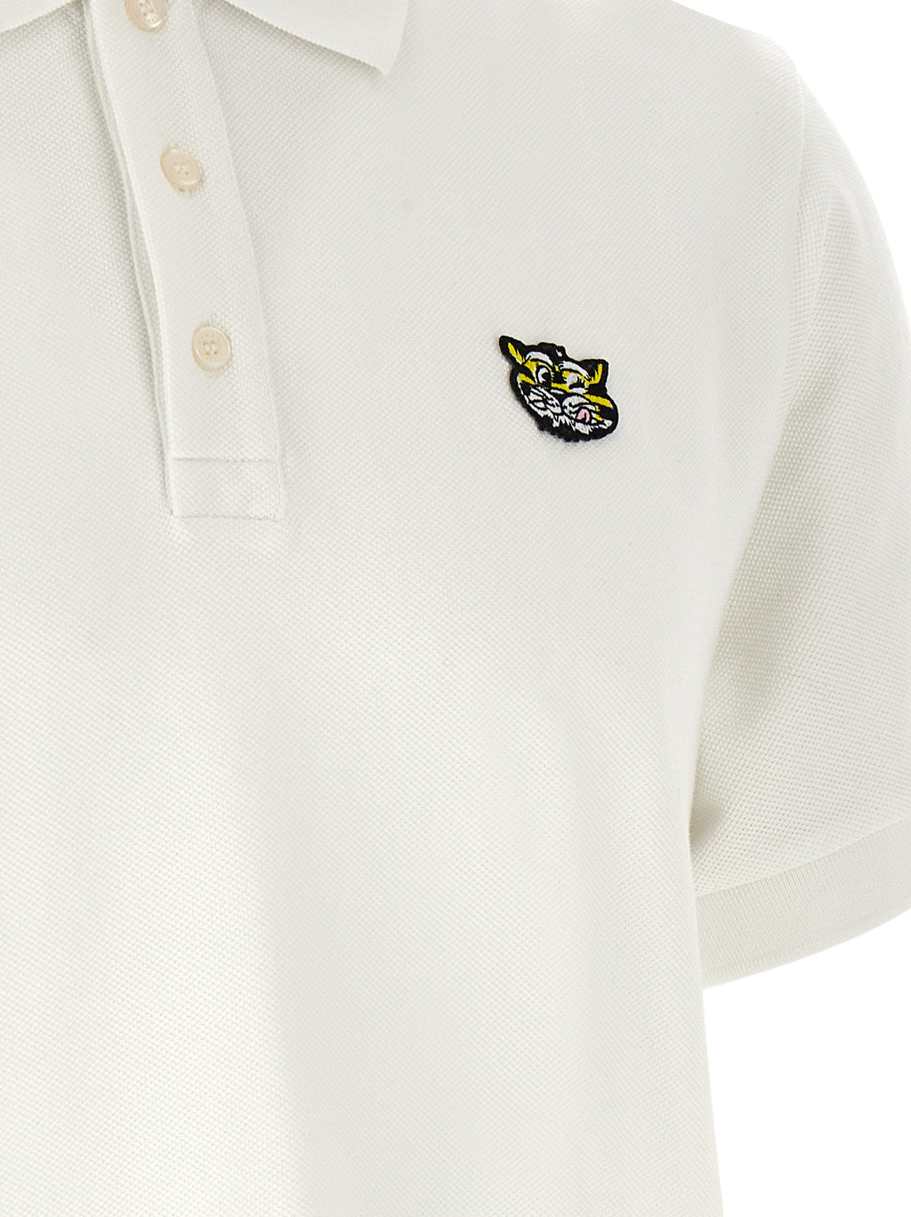 Chemise polo blanche en coton de la marque Kenzo, vue de face, avec col classique et logo discret sur la poitrine.