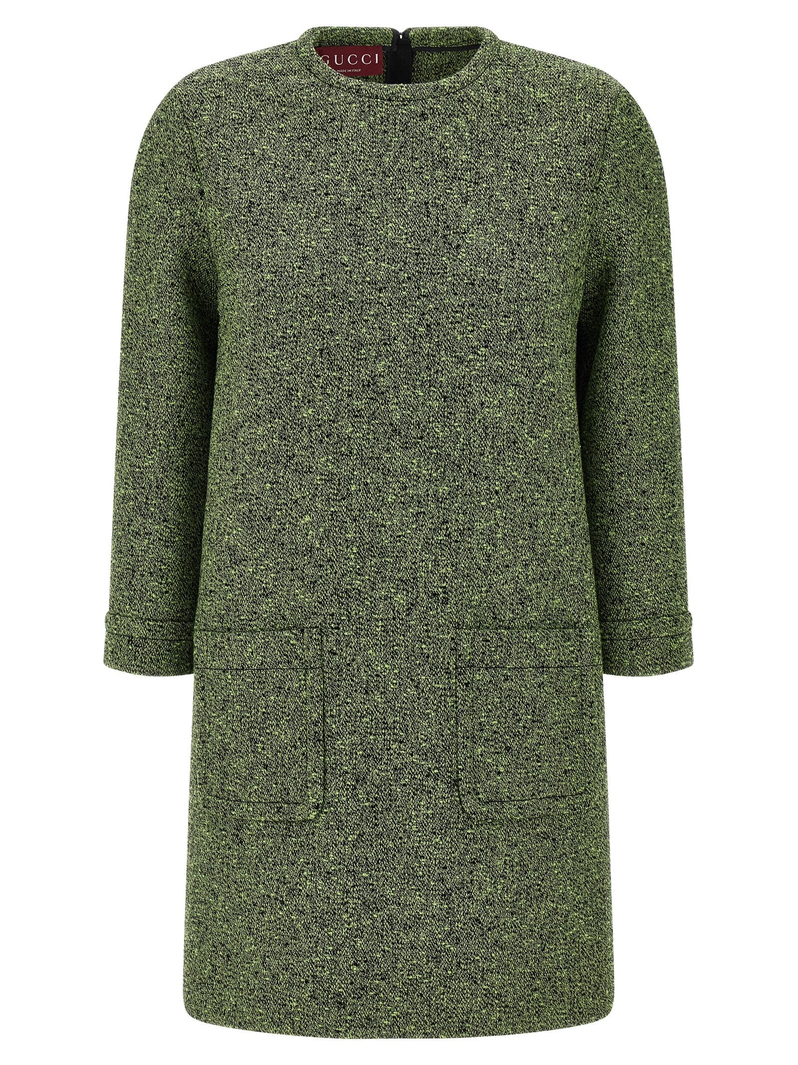 Robe courte en coton bicolore Gucci, style élégant avec détails modernes, portée avec des accessoires sophistiqués.