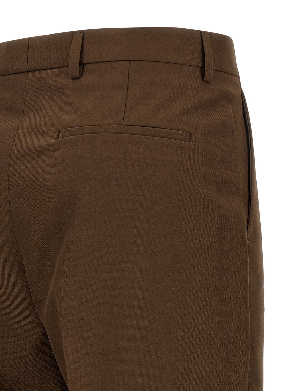 Pantalon de costume marron en polyester Gucci pour homme, vue d'ensemble du pantalon avec ceinture et pli sur le devant.