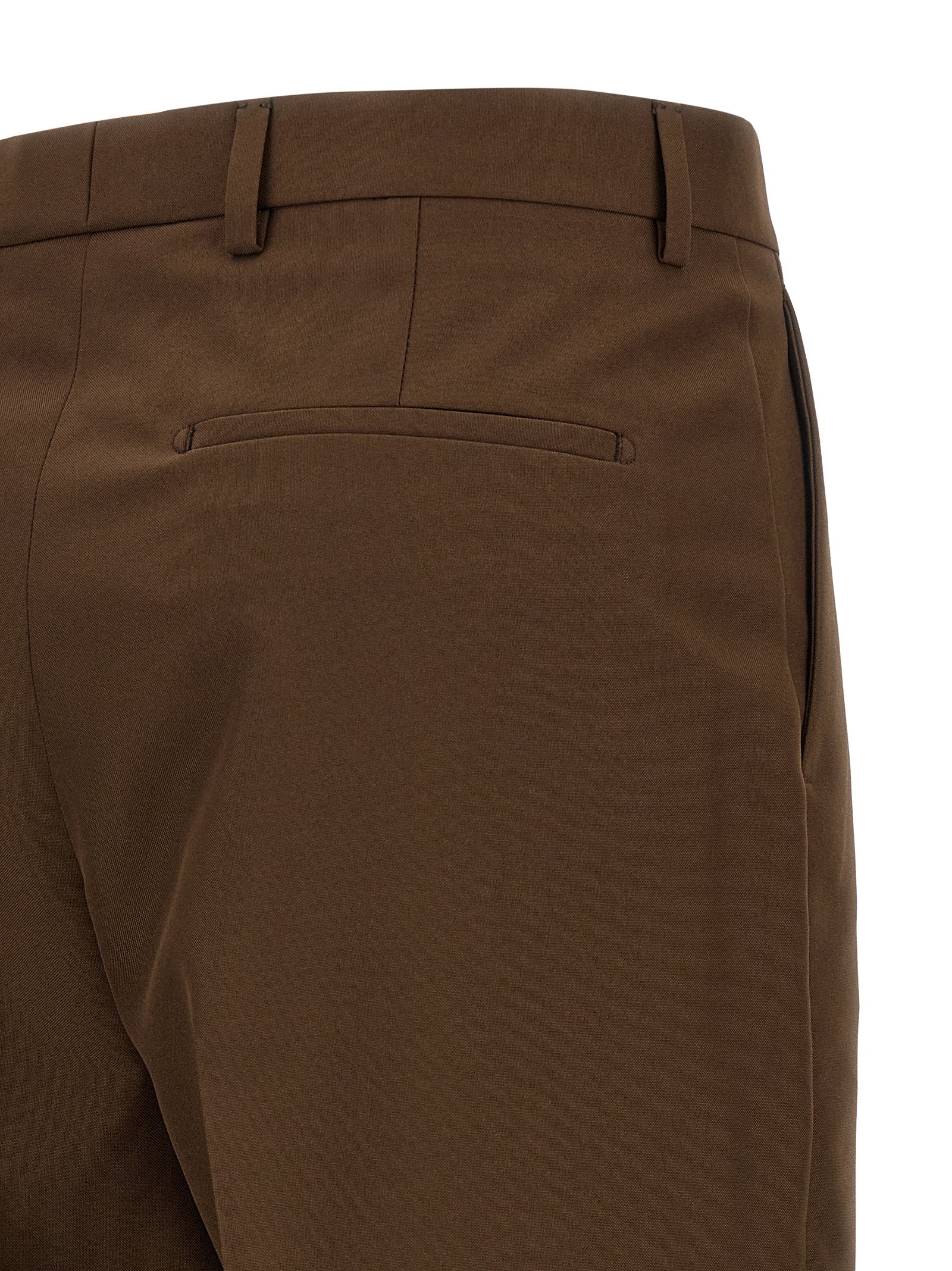 Pantalon de costume marron en polyester Gucci pour homme, vue d'ensemble du pantalon avec ceinture et pli sur le devant.
