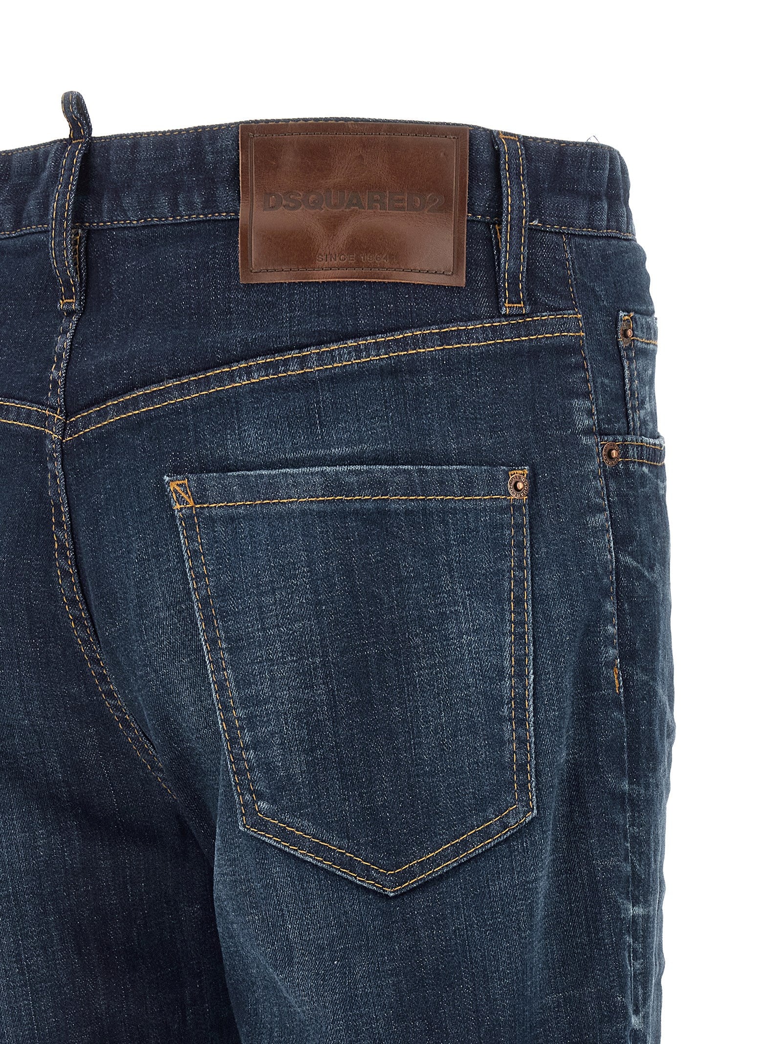Jeans droits en coton bleu de Dsquared², style classique et coupe droite, visibles sur l'image.