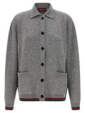 Cardigan gris en laine Gucci, coupe classique, avec boutons, porté sur un mannequin.