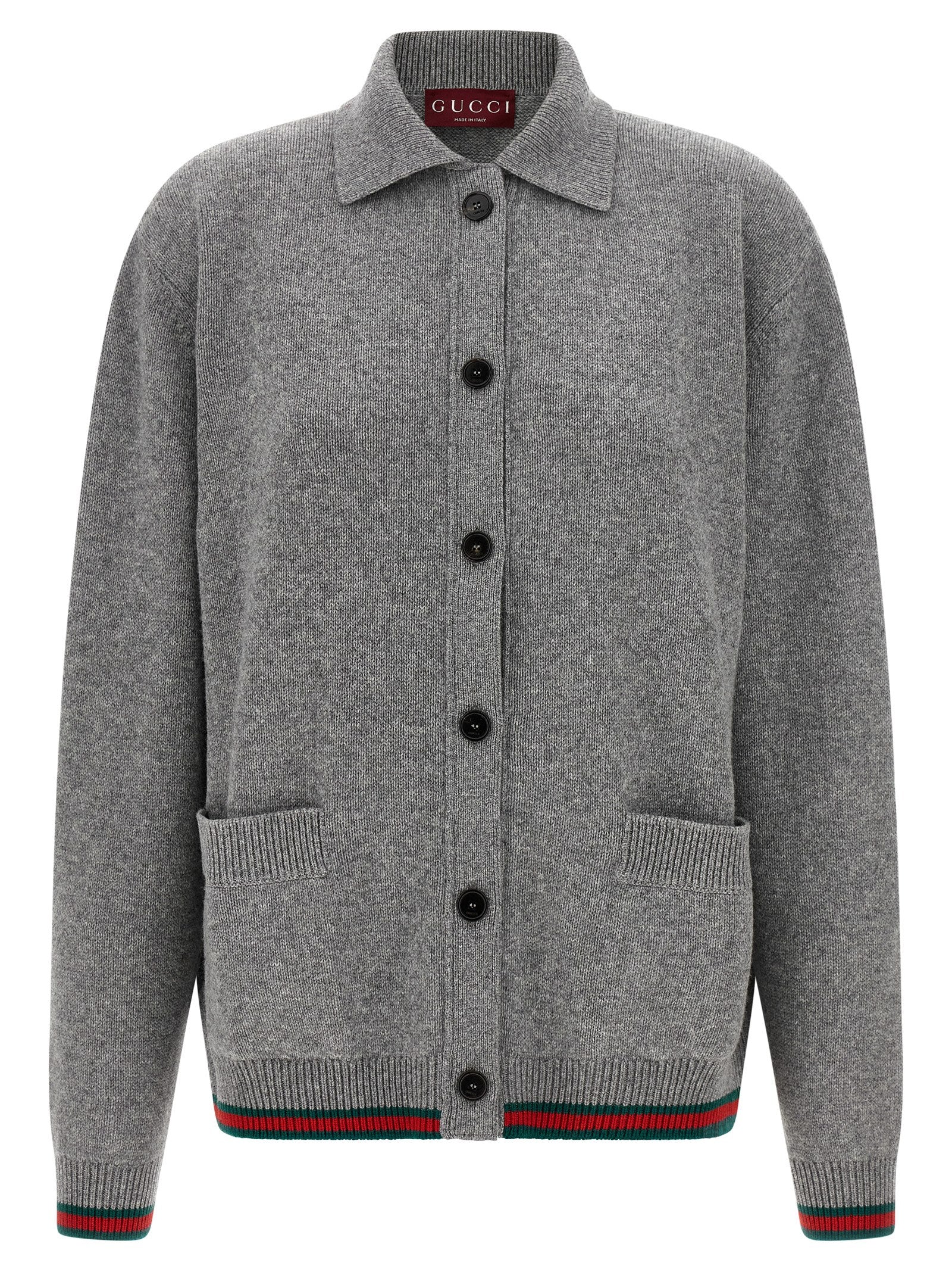 Cardigan gris en laine Gucci, coupe classique, avec boutons, porté sur un mannequin.