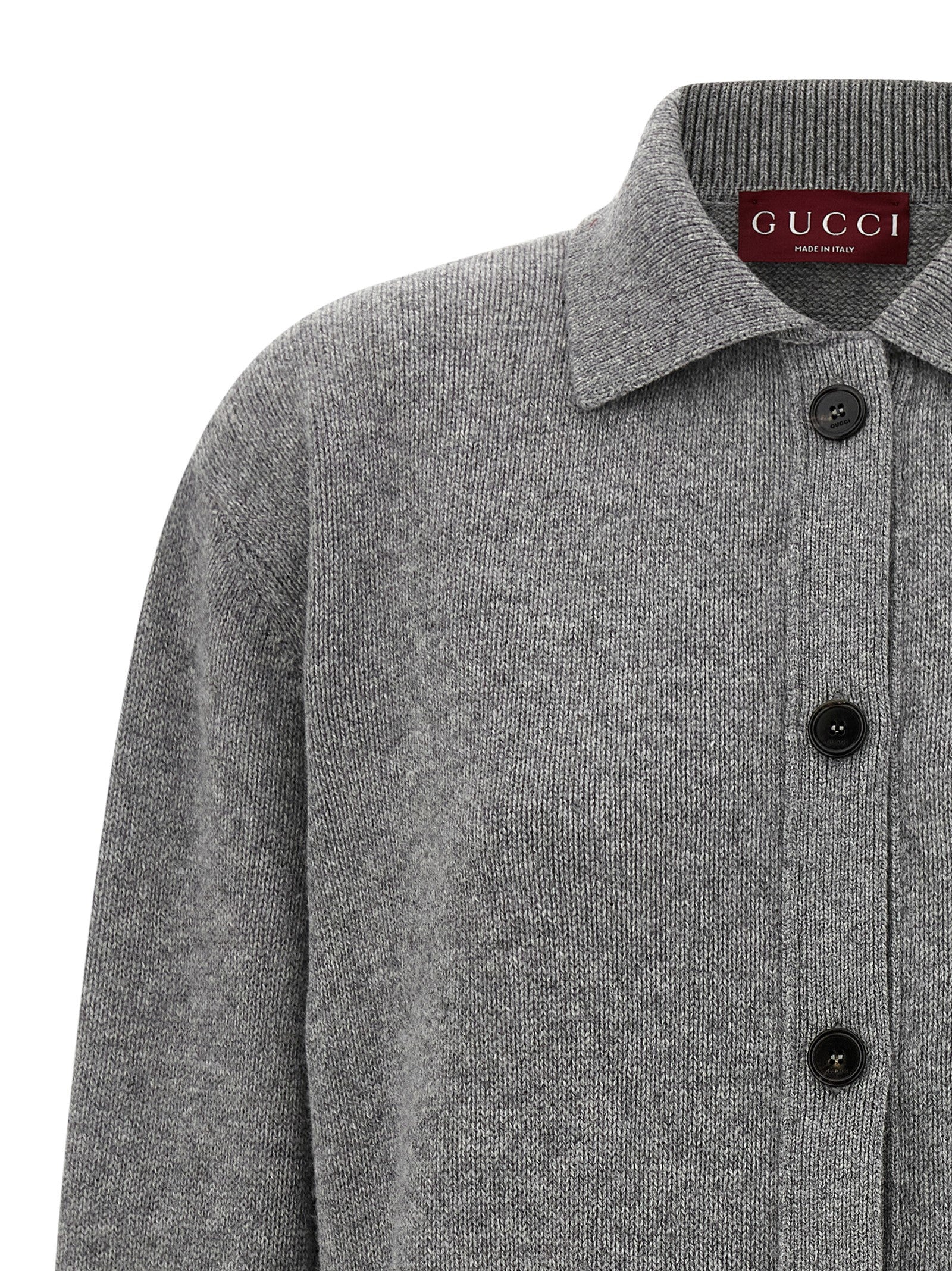 Cardigan en laine gris Gucci pour homme, détail élégant et texture douce visible sur l'image.