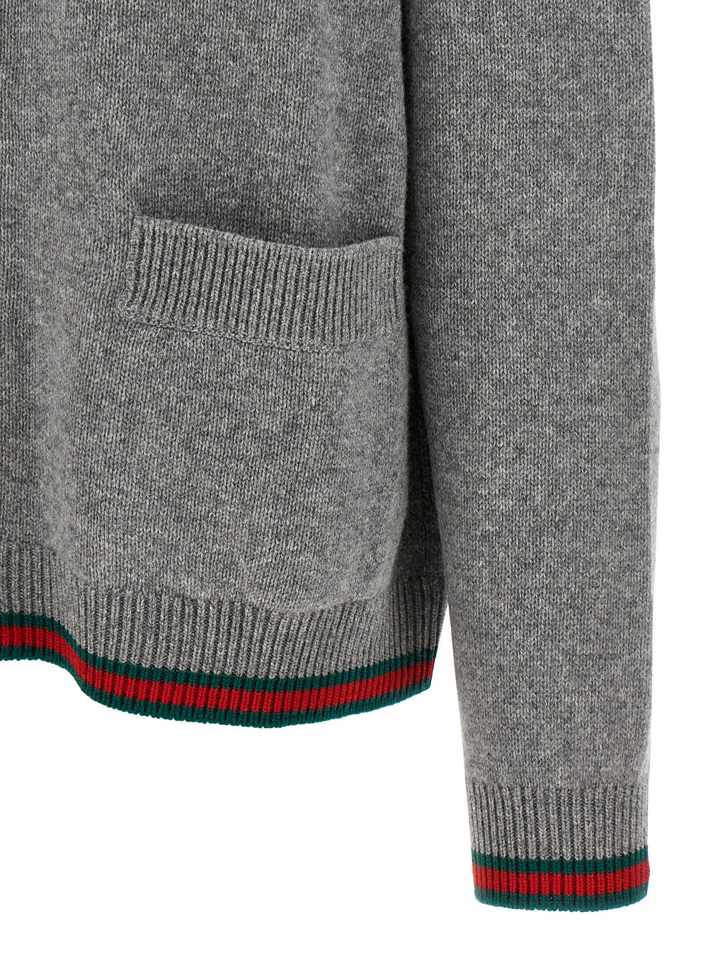 Cardigan en laine gris Gucci pour homme avec boutons, porté décontracté, vue de face.