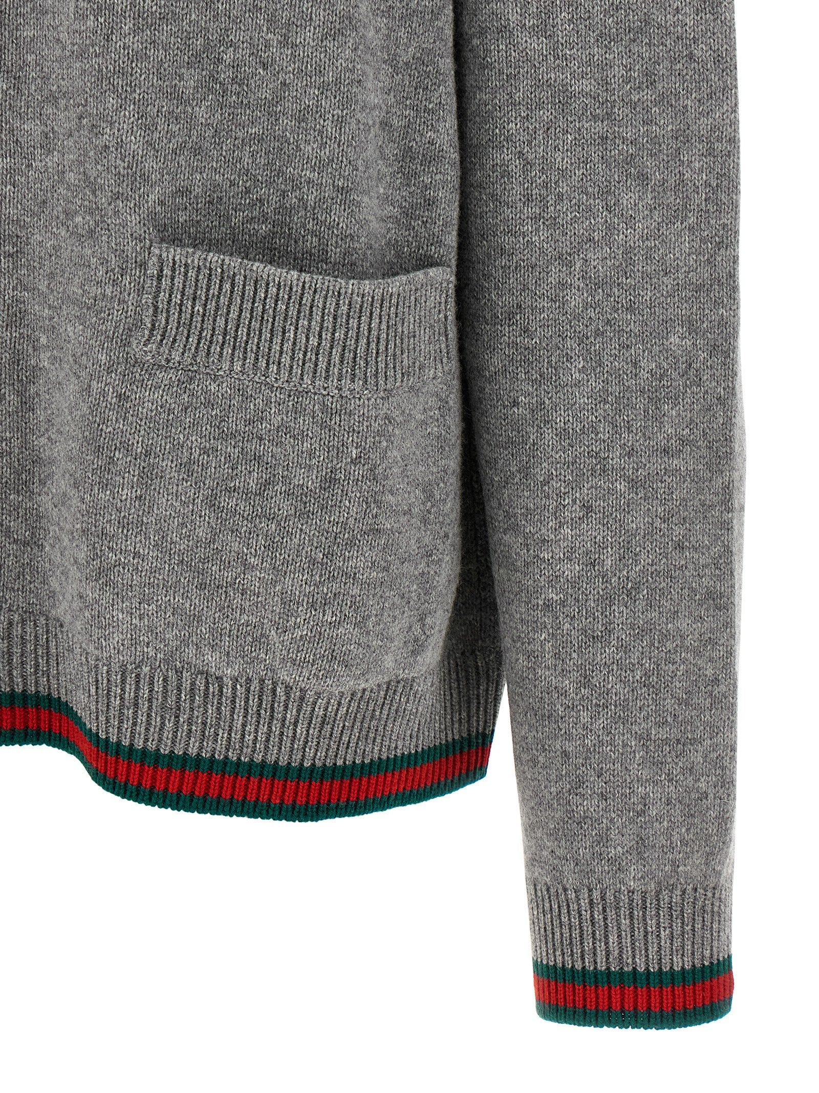 Cardigan en laine gris Gucci pour homme avec boutons, porté décontracté, vue de face.