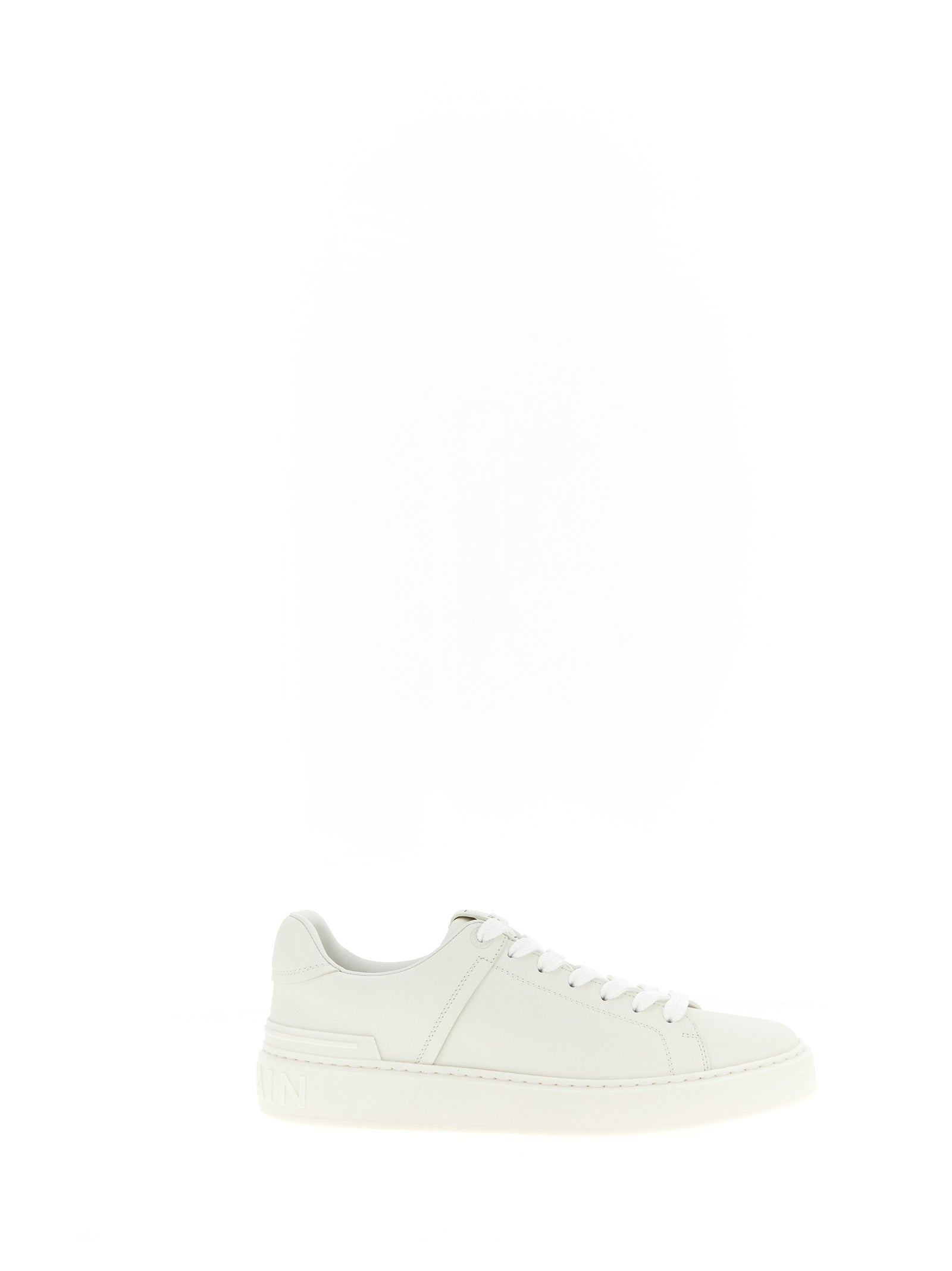 Basketball blanc en cuir de veau Balmain, sneakers tendance avec design élégant et détails modernes.