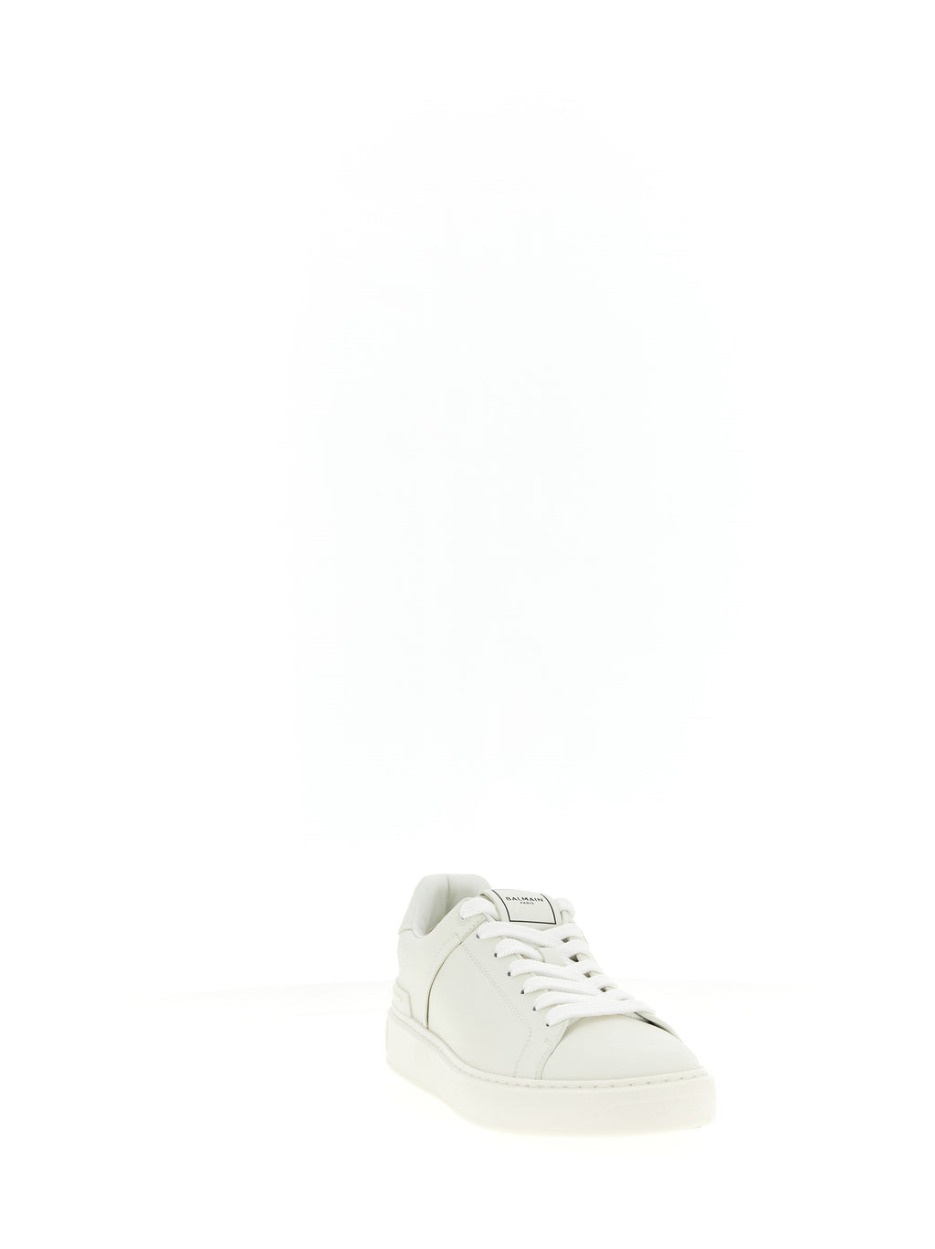 Sneakers blanches en cuir de veau Balmain avec design élégant et détails sophistiqués, vue de face sur fond neutre.