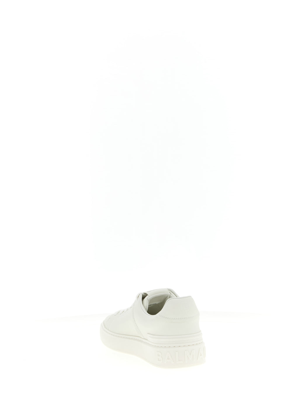 Chaussures sneakers blanches en cuir de veau de la marque Balmain, vue de face, avec design élégant et détails modernes.