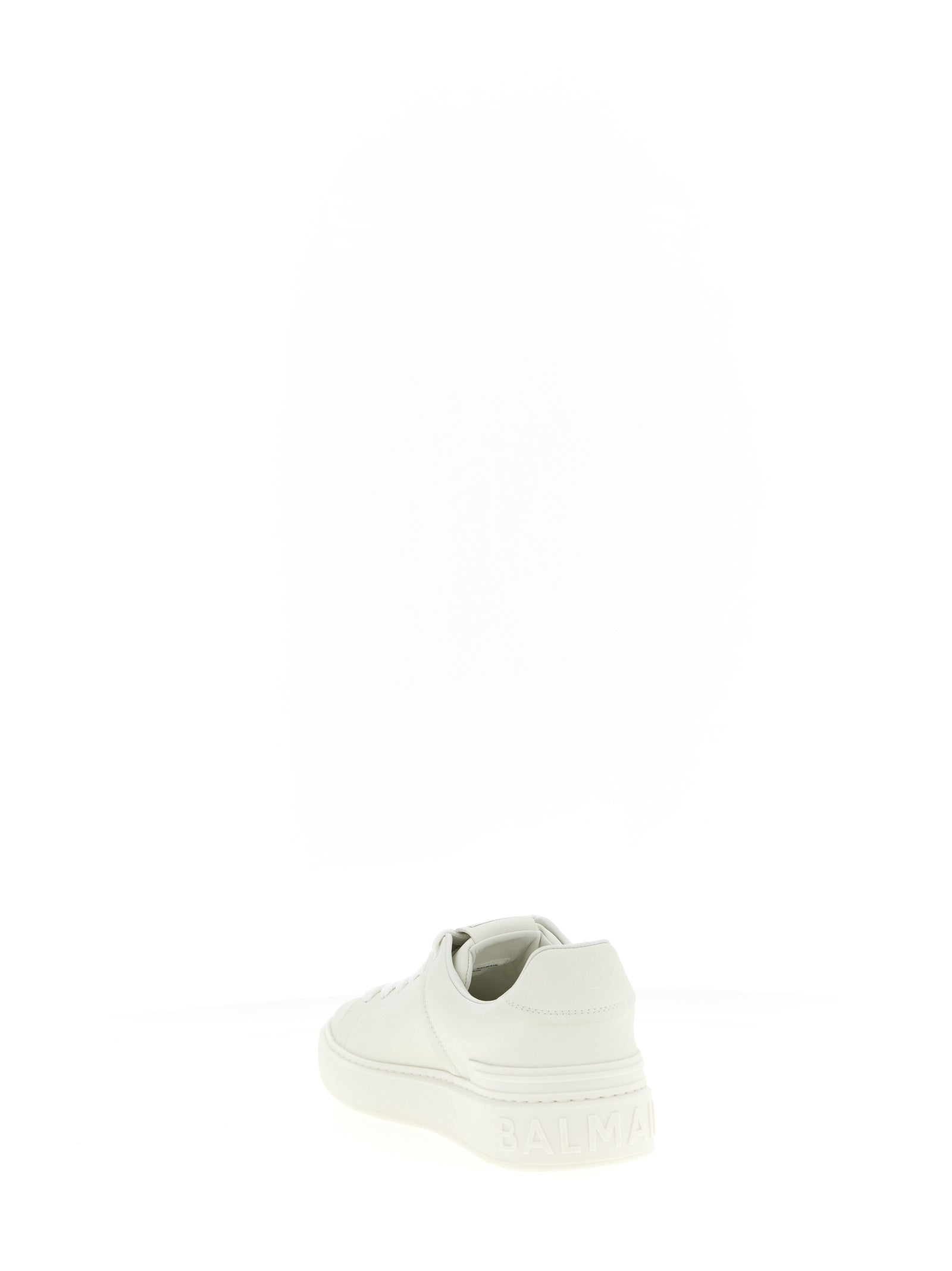 Chaussures sneakers blanches en cuir de veau de la marque Balmain, vue de face, avec design élégant et détails modernes.