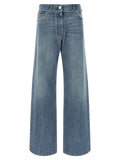 Jeans boyfriend en coton bleu Versace, coupe décontractée, avec détails classiques et logo emblématique visible.