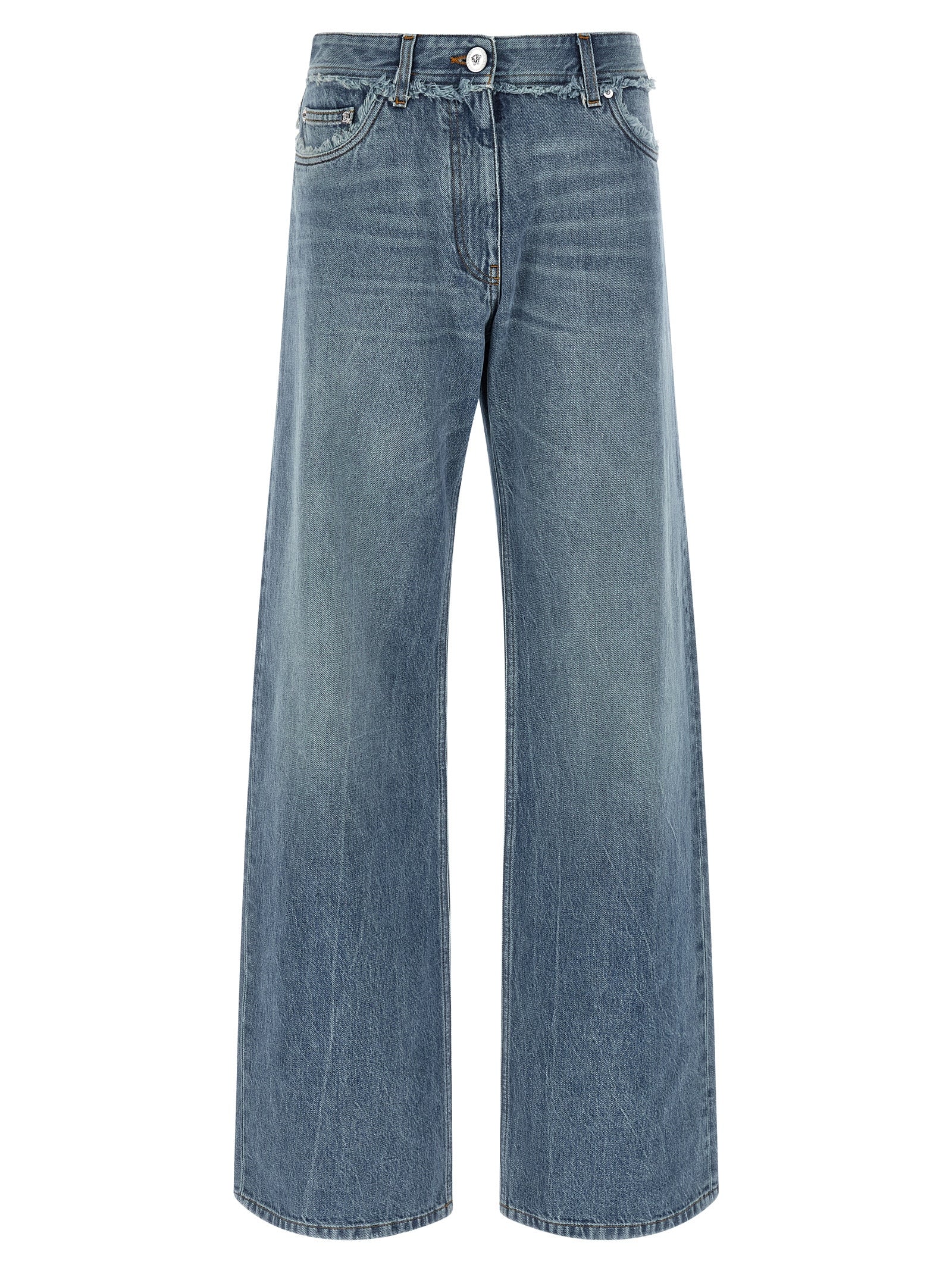 Jeans boyfriend en coton bleu Versace, coupe décontractée, avec détails classiques et logo emblématique visible.