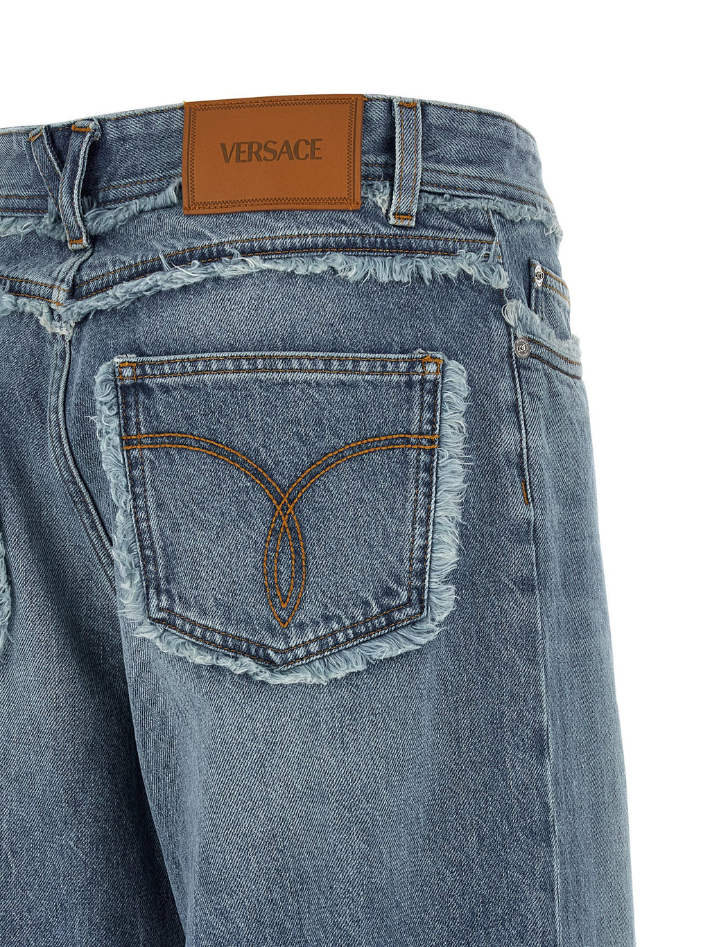 Jeans boyfriend en coton bleu Versace, coupe décontractée, avec détails de marque visibles, porté sur un mannequin.
