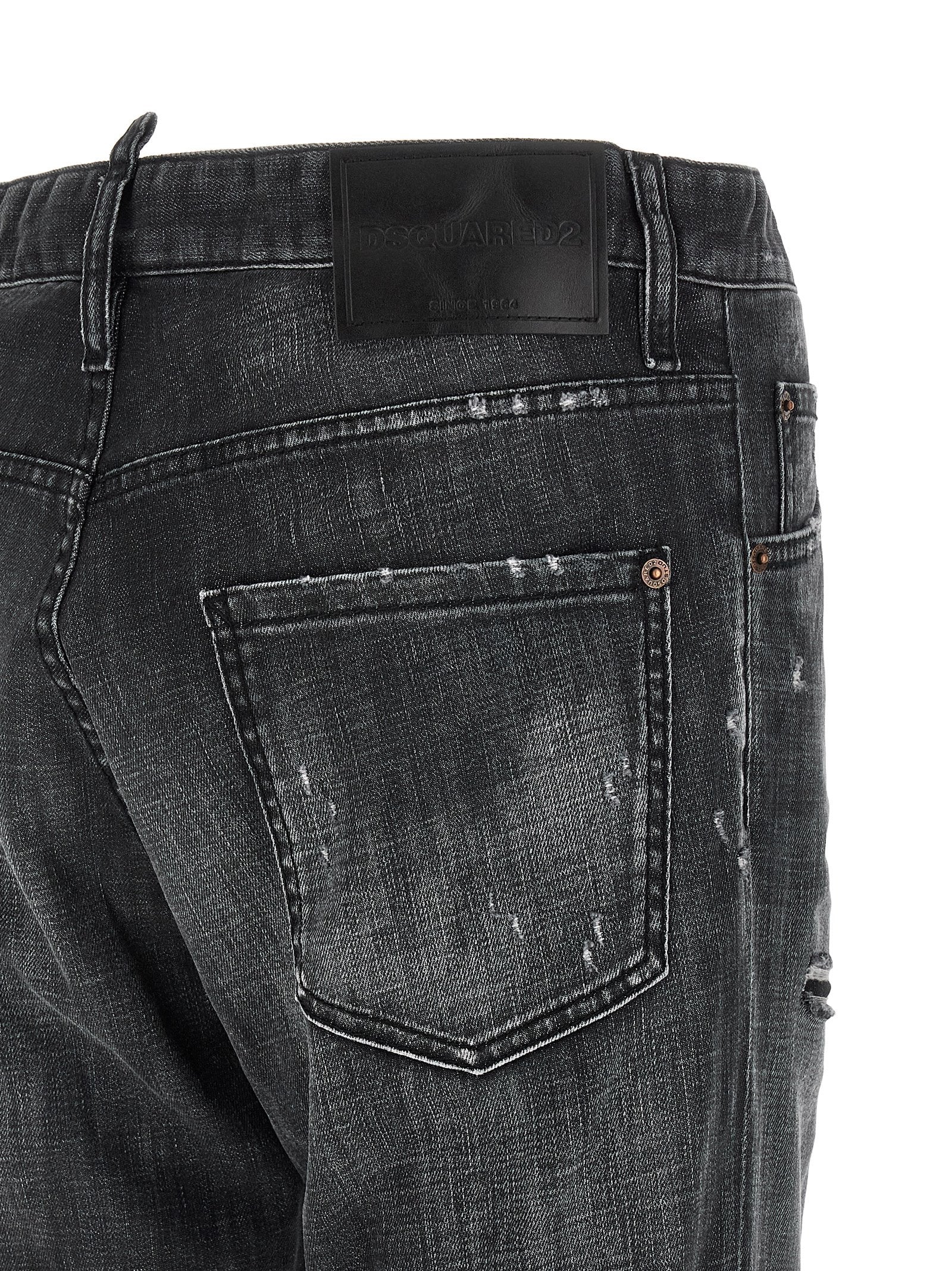 Jeans en denim noir en coton de Dsquared², coupe classique avec détails modernes, visible sur le modèle.