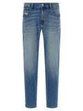 Jeans Diesel en coton bleu droit, pantalon homme décontracté avec coupe classique, visible en gros plan.