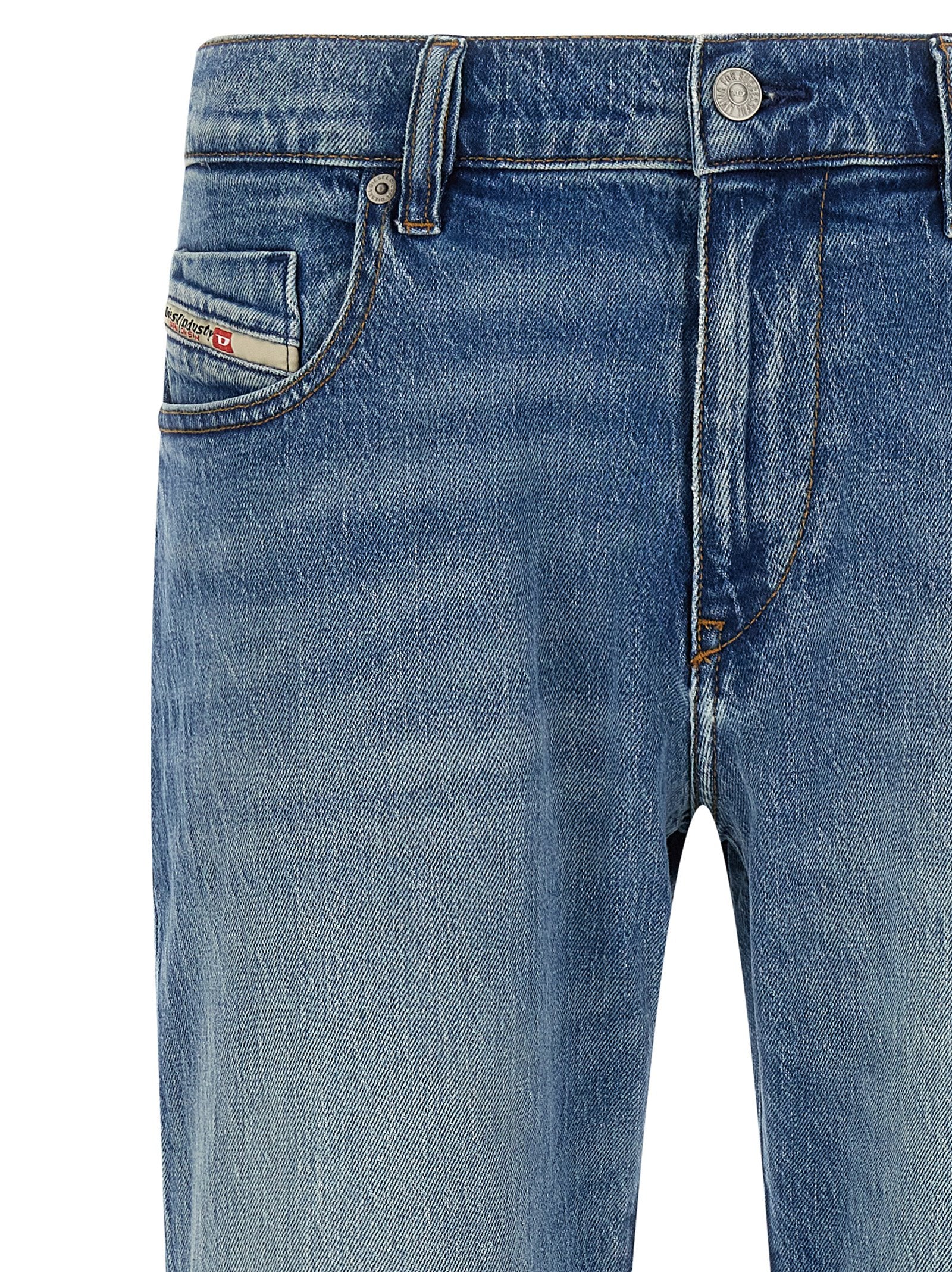 Jeans Diesel en coton bleu à coupe droite, style décontracté, avec détails de couture visibles et fermeture éclair.