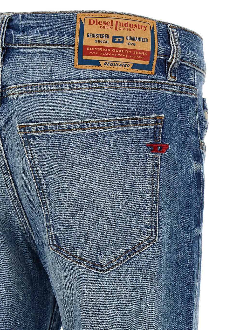 Jeans droits en coton bleu Diesel, style classique, porté avec une coupe droite pour un look décontracté.