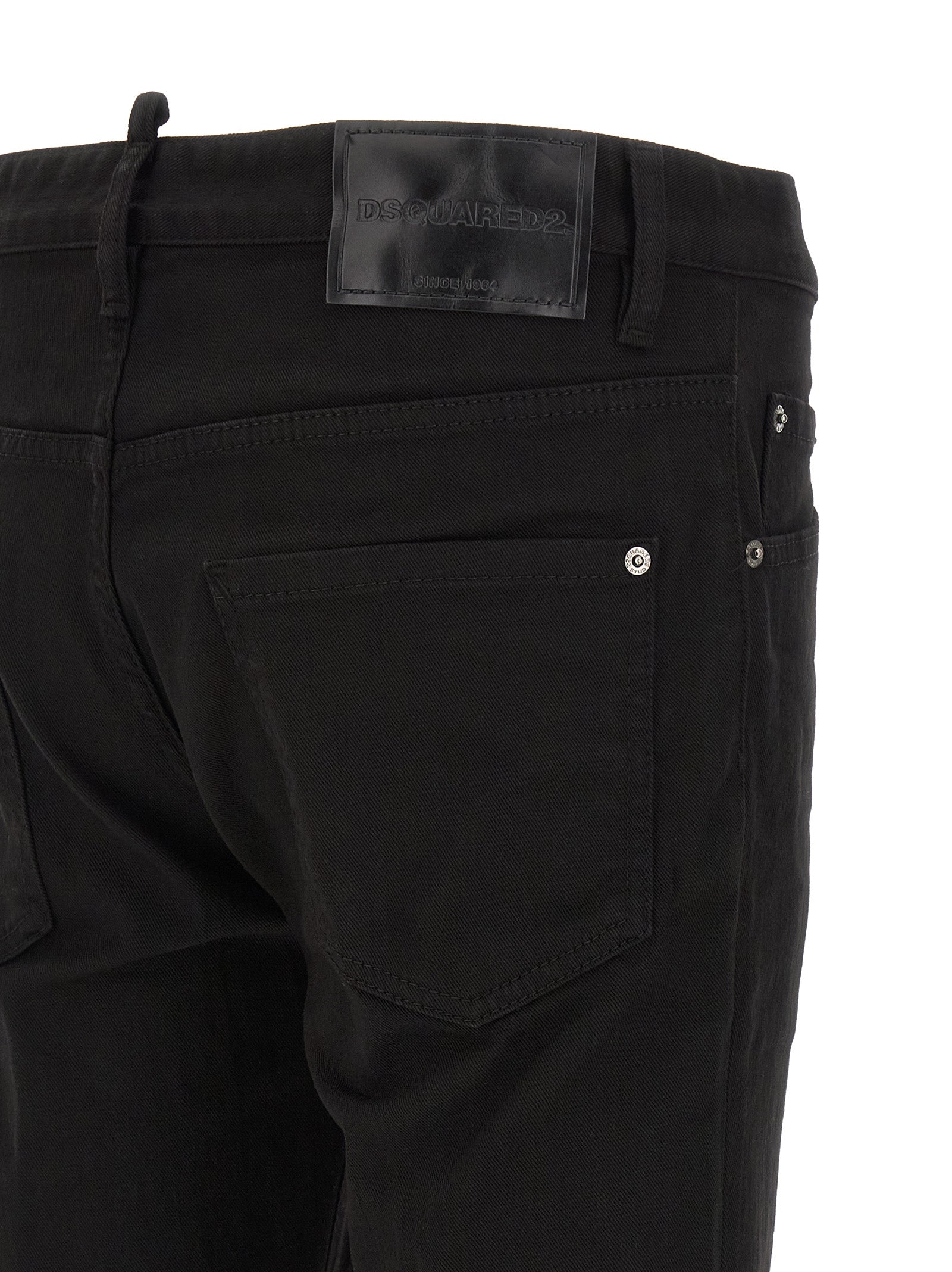 Jeans droits en coton noir de Dsquared², pantalon classique à coupe droite, visible avec détails de couture.
