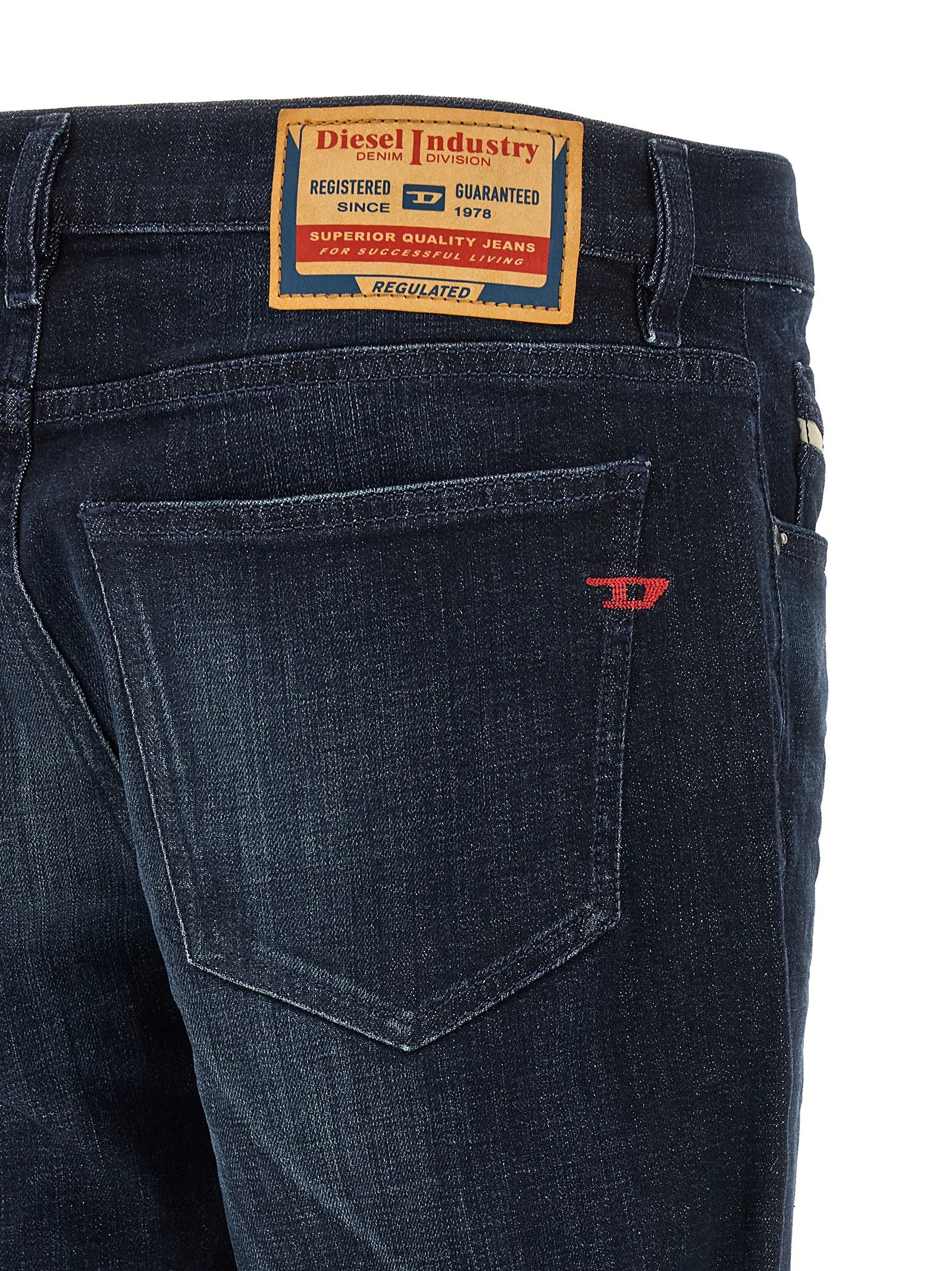 Jeans Diesel en coton bleu à coupe droite, style classique, visible en gros plan sur le produit.