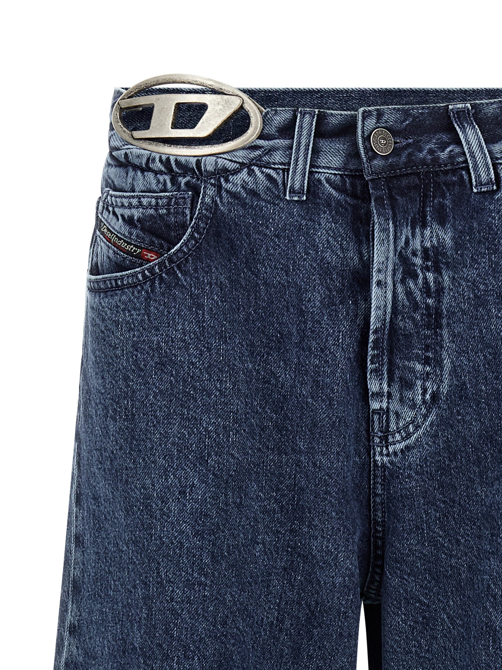 Jeans en denim en coton bleu Diesel, coupe classique avec détails de couture visibles sur le pantalon.