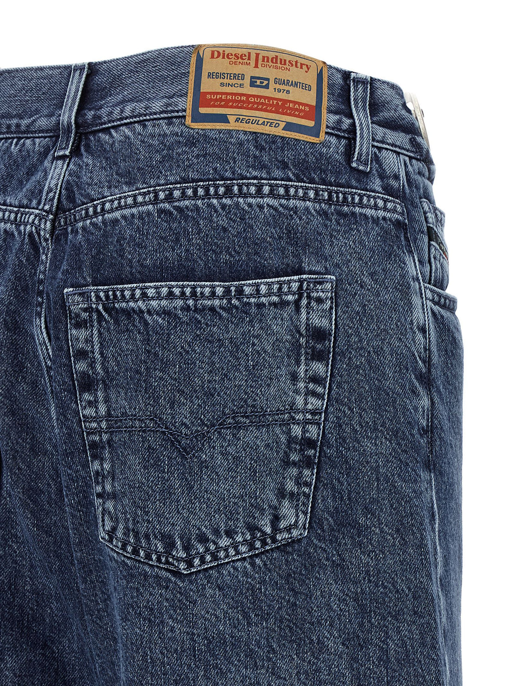 Jean en denim en coton bleu Diesel, coupe classique avec détails de couture visibles, porté sur un mannequin.