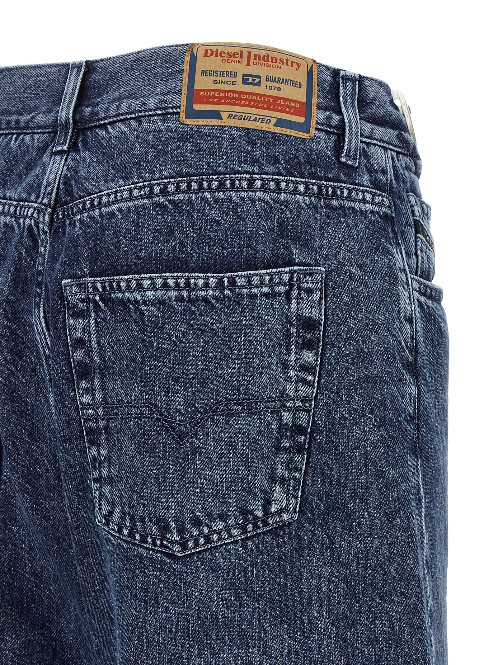 Jean en denim en coton bleu Diesel, coupe classique avec détails de couture visibles, porté sur un mannequin.