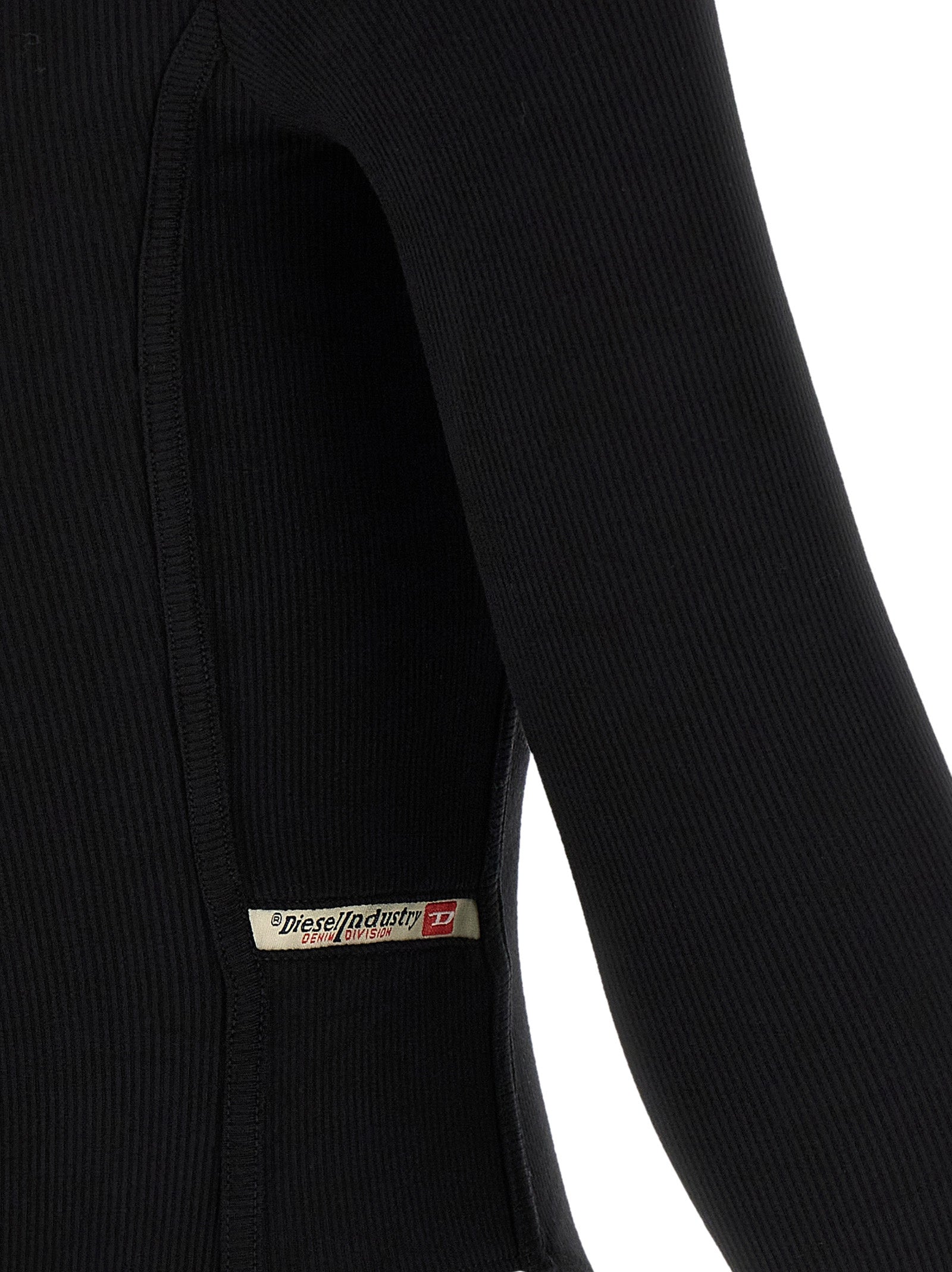 Combinaison en viscose noire de la marque Diesel, ajustée, avec détails élégants pour un style moderne et sophistiqué.