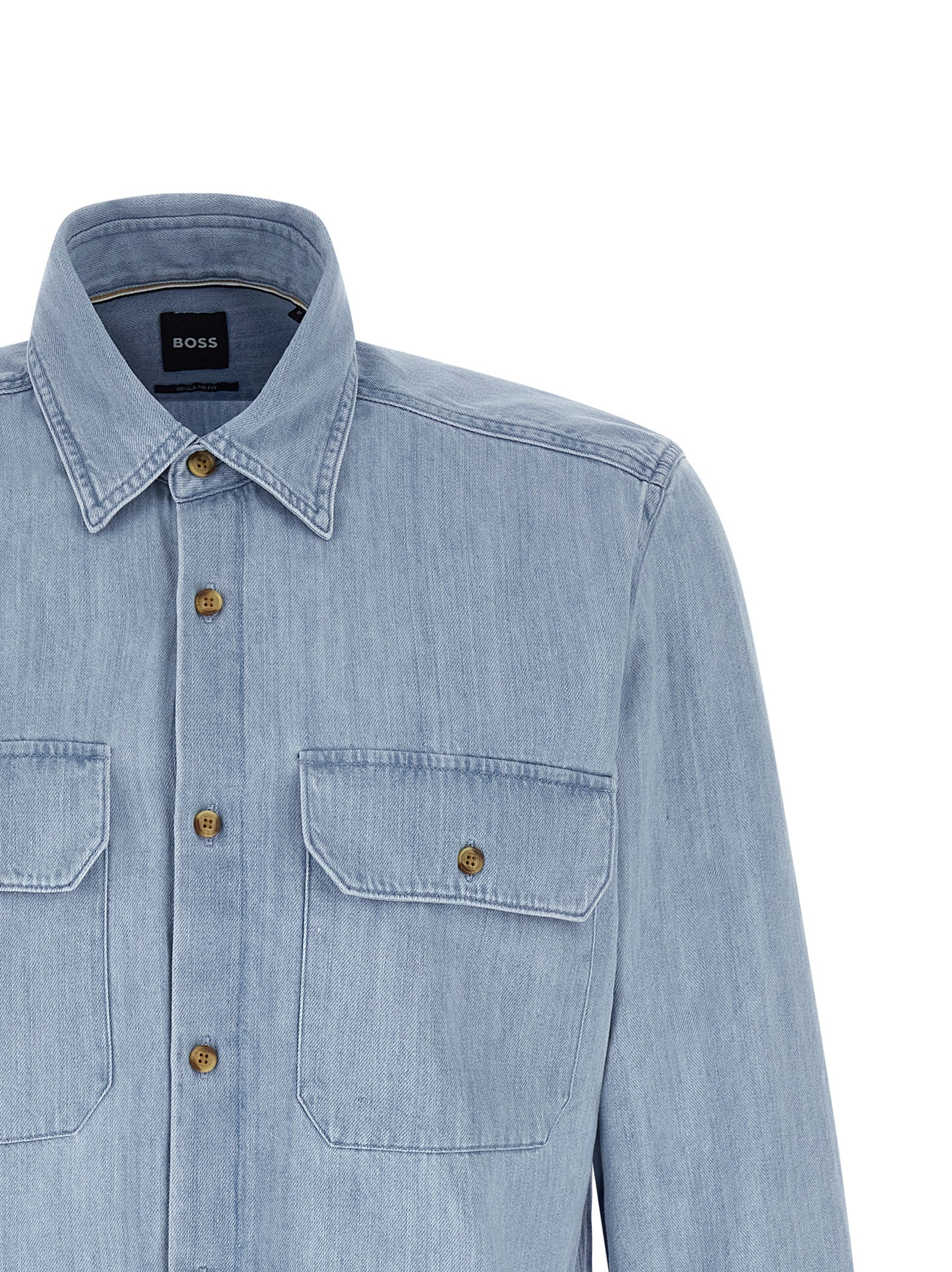 Chemise en coton bleu de Hugo Boss, style élégant, avec col et boutons visibles.