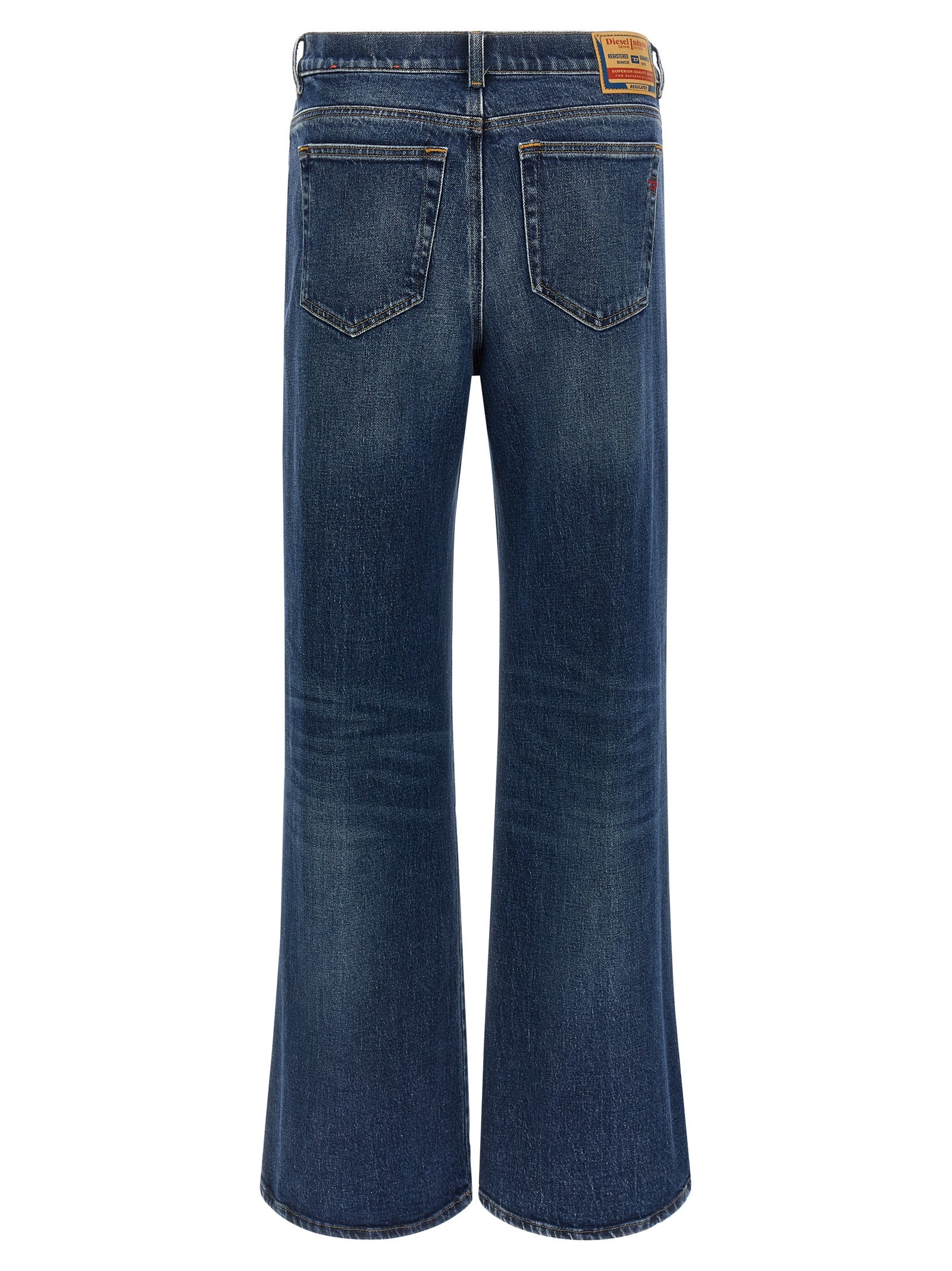 Jeans évasés en coton bleu Diesel, mode décontractée, visible sur le mannequin avec détails de couture et coupe tendance.