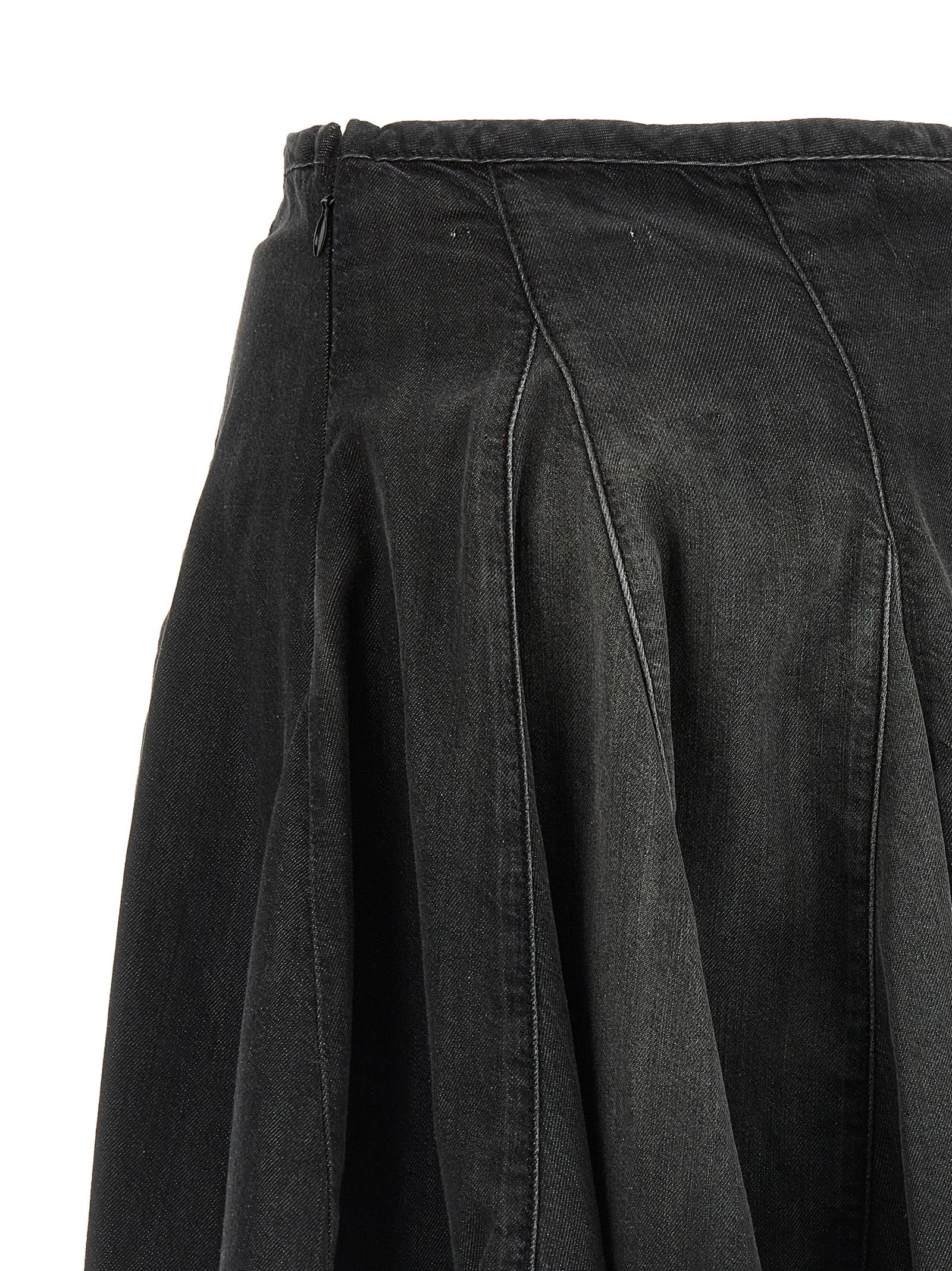 Jupe longue en coton noir de la marque Diesel, style décontracté avec coupe fluide et détails modernes.