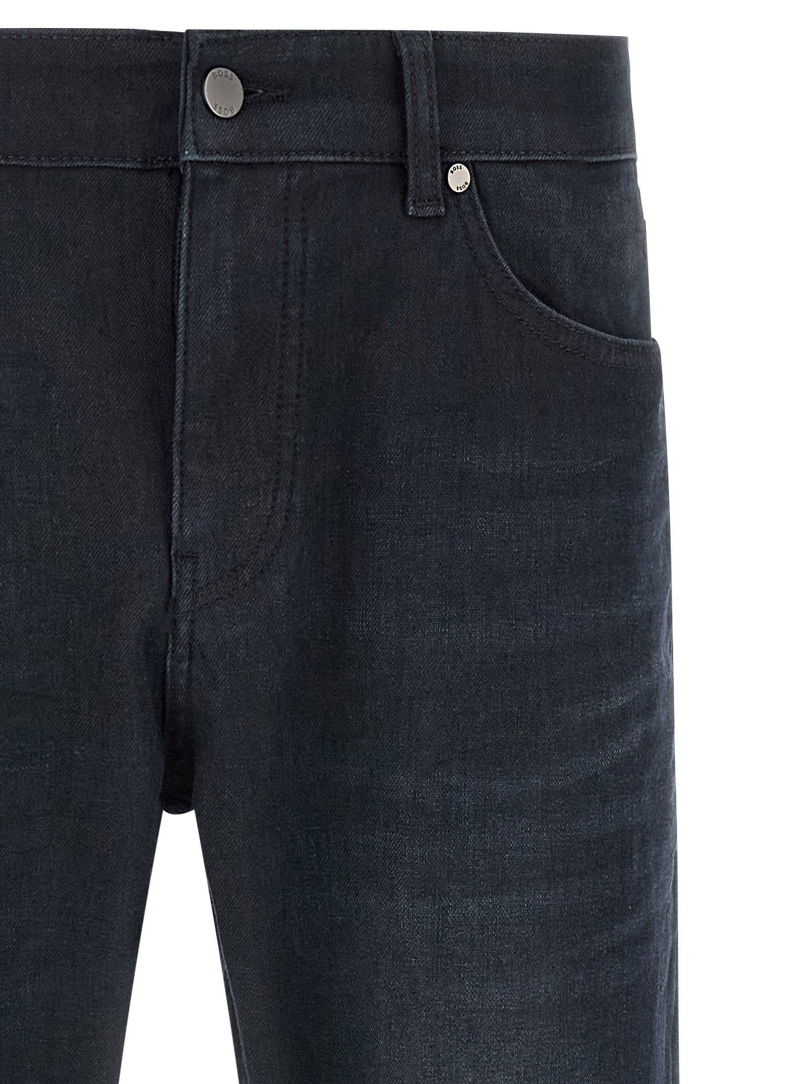 Jeans droits en coton bleu de la marque Hugo Boss, visible devant avec poches et coutures classiques.