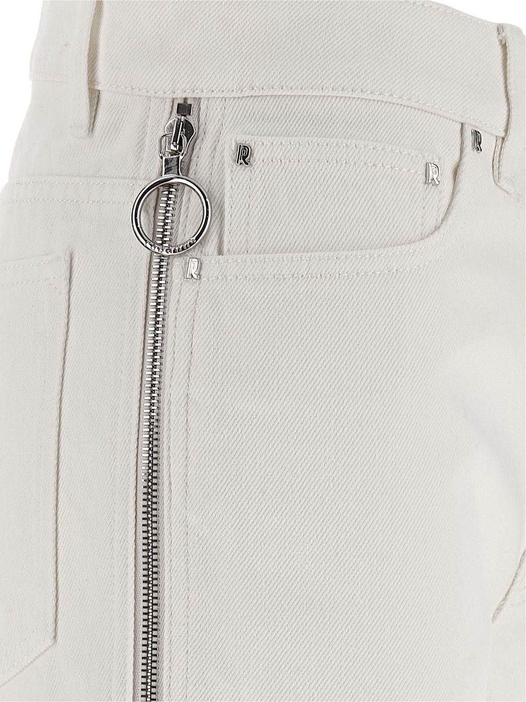 Jeans en denim blanc Paco Rabanne en coton, coupe classique avec détails de couture visibles sur le modèle.
