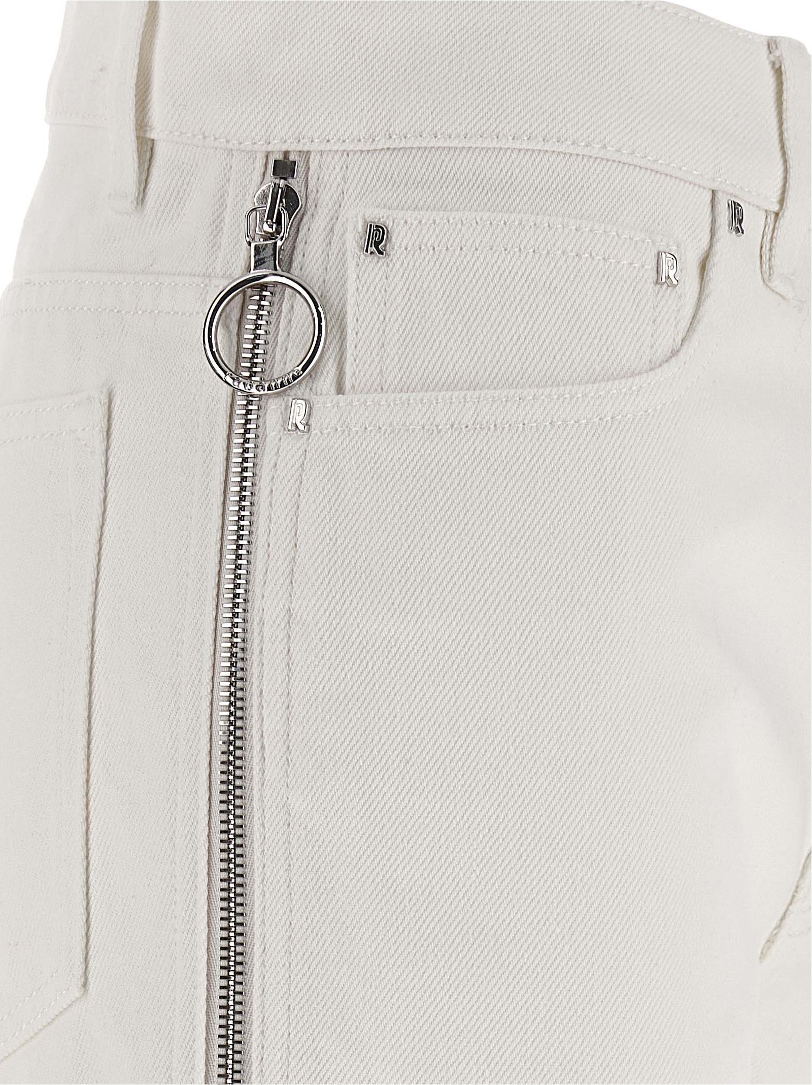Jeans en denim blanc Paco Rabanne en coton, coupe classique avec détails de couture visibles sur le modèle.