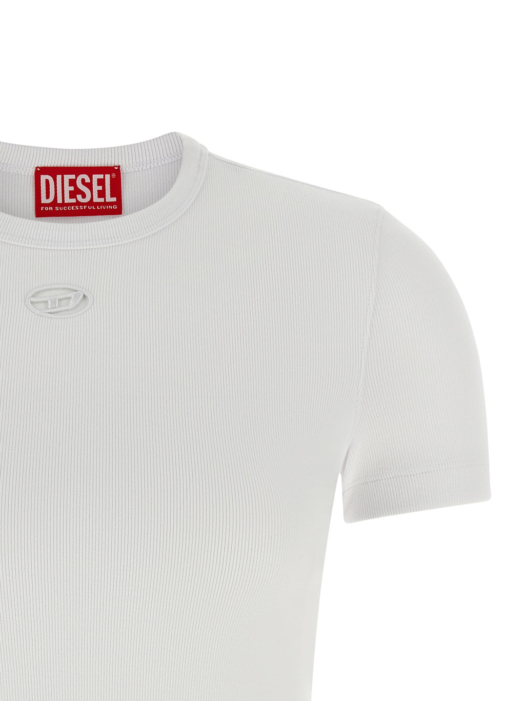 T-shirt blanc en coton de marque Diesel, coupe classique, porté sur mannequin, détail du logo Diesel sur la poitrine.