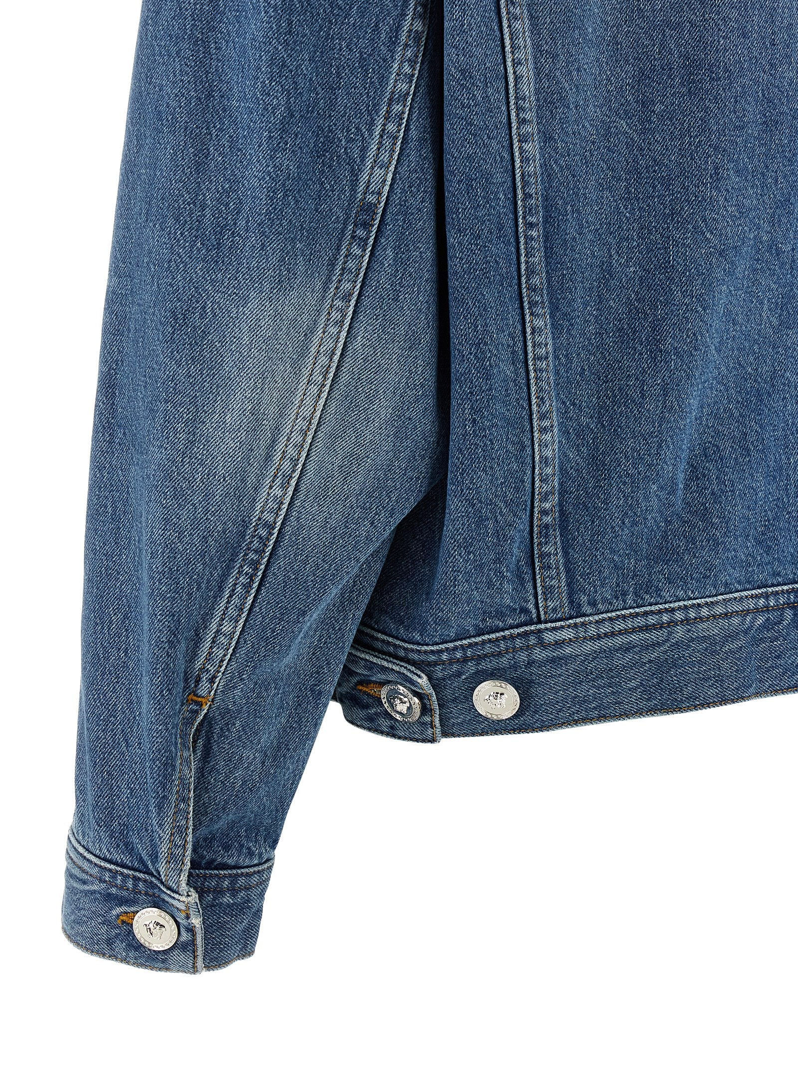 Veste en denim bleu en coton de Versace, avec logo distinctif, style décontracté et détails modernes.
