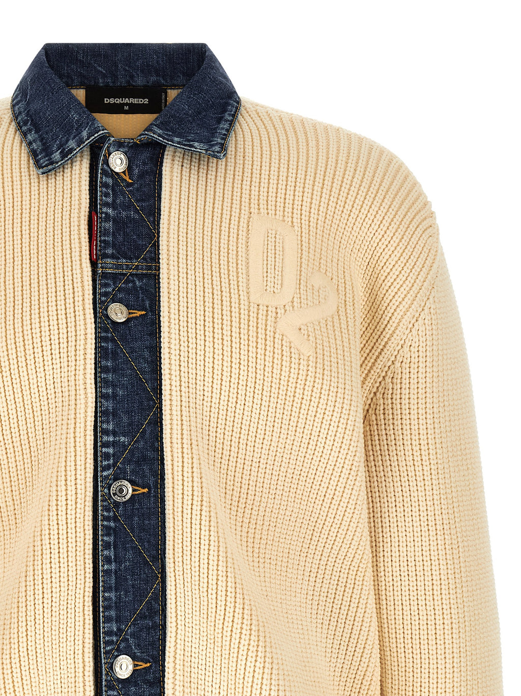 Cardigan en coton beige de Dsquared² porté, avec boutons et coupe classique, idéal pour un style décontracté et élégant.