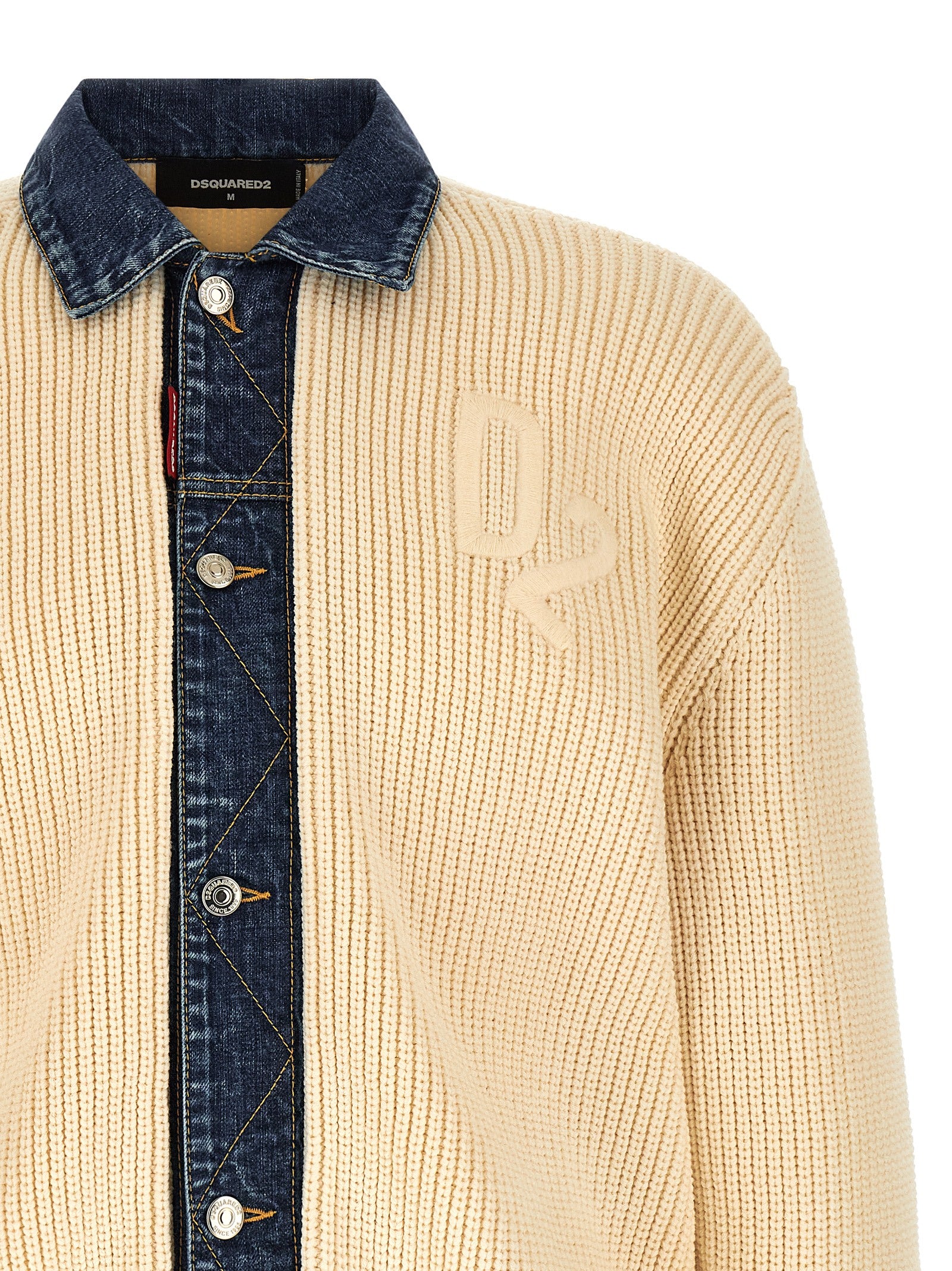Cardigan en coton beige de Dsquared² porté, avec boutons et coupe classique, idéal pour un style décontracté et élégant.