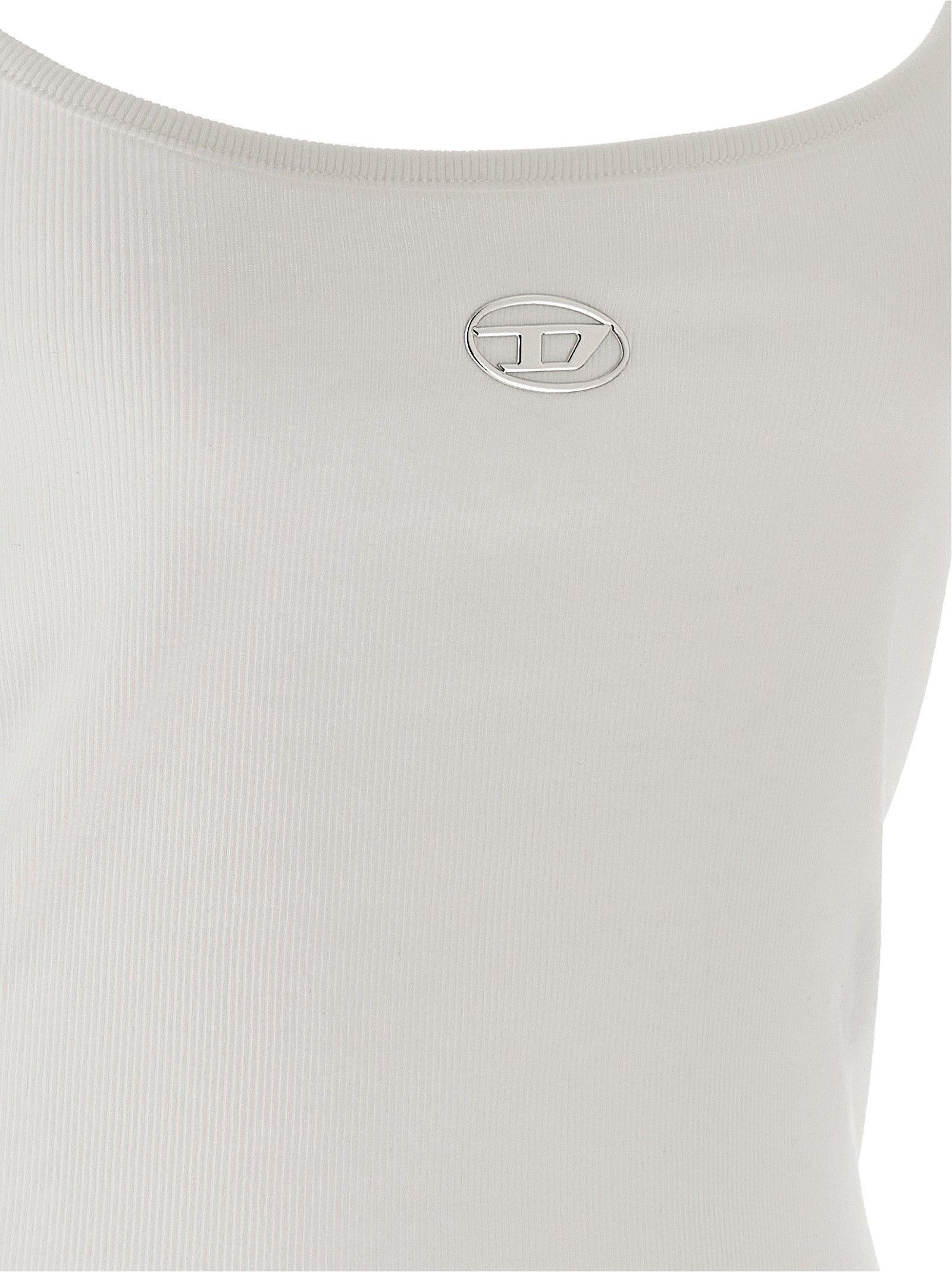 Débardeur en coton blanc de la marque Diesel, léger et confortable, porté en extérieur.