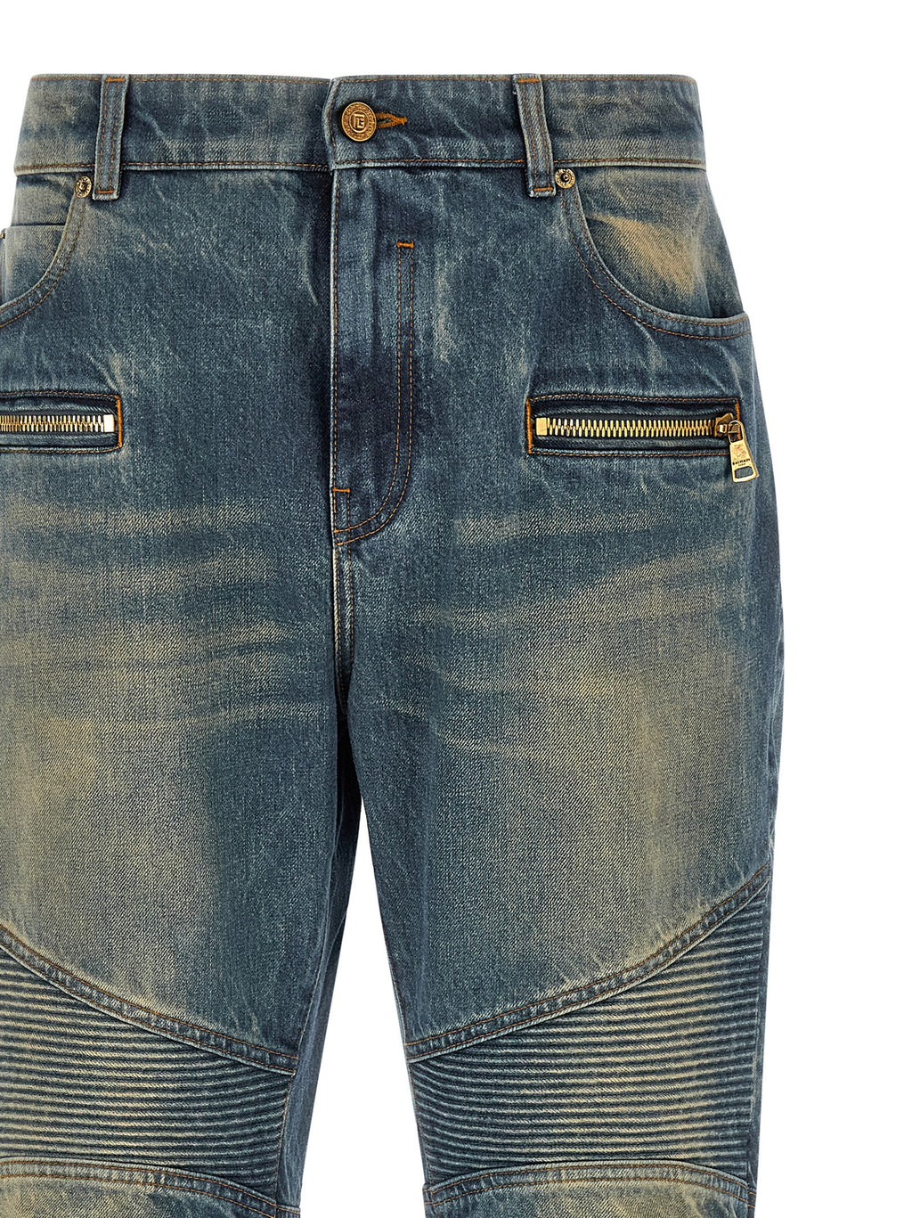 Jeans droits en coton bleu de Balmain, style moderne, visible détail de la coupe droite et de la texture du tissu.