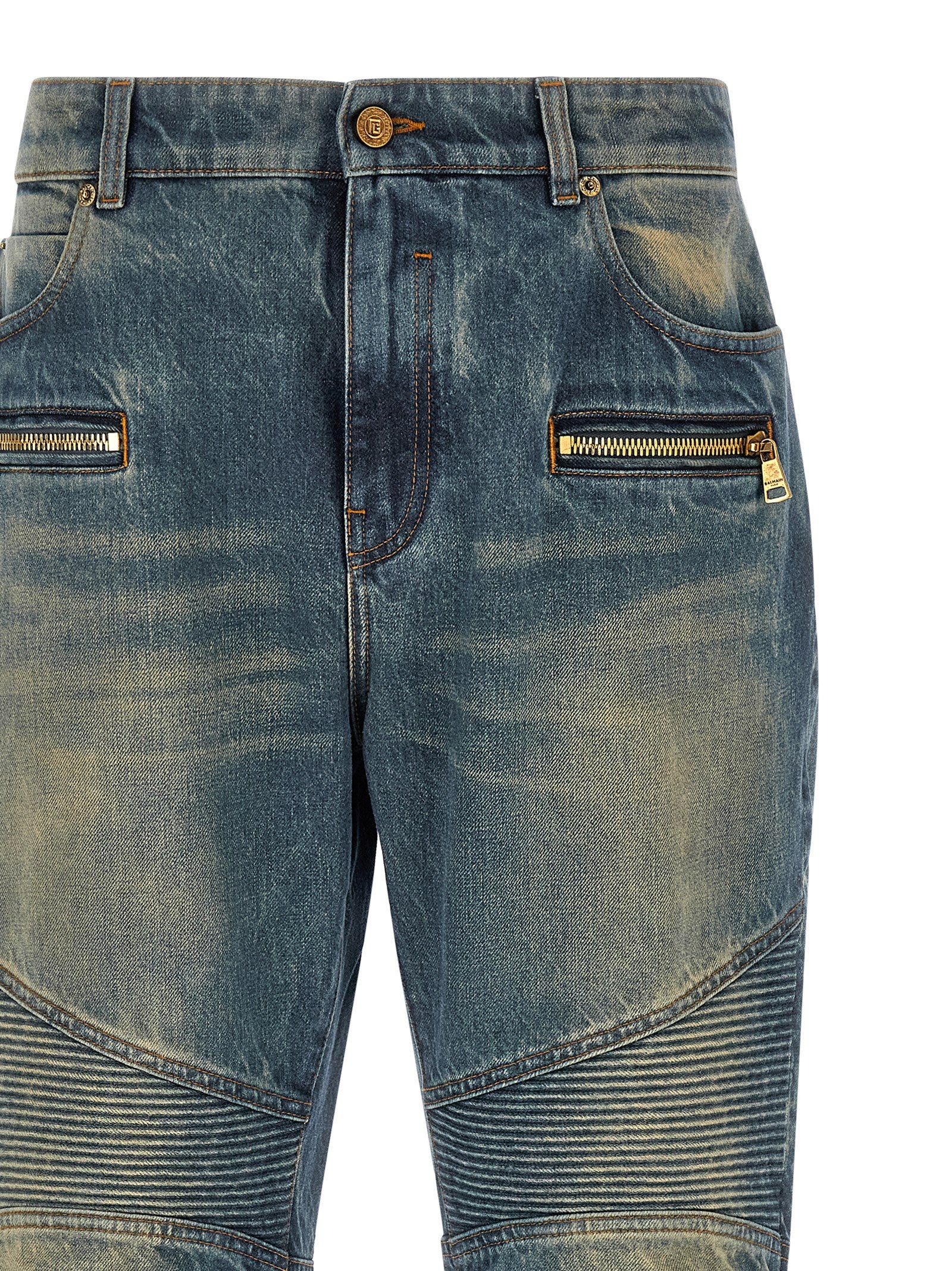 Jeans droits en coton bleu de Balmain, style moderne, visible détail de la coupe droite et de la texture du tissu.