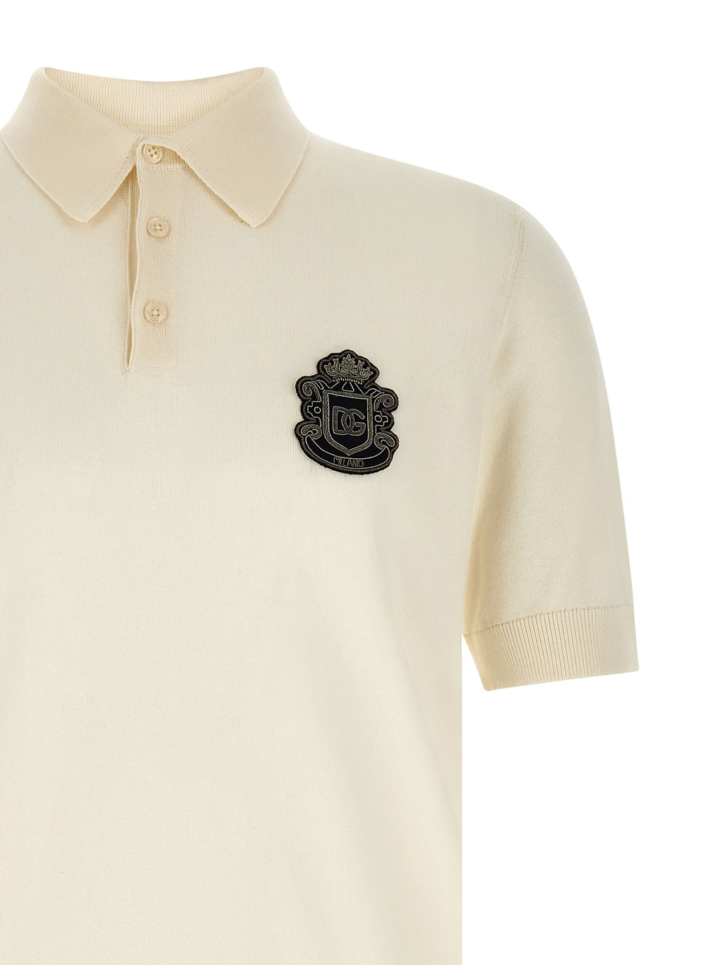 Chemise polo en coton blanc de Dolce & Gabbana, vêtement élégant avec col classique et logo discret, porté sur un mannequin.