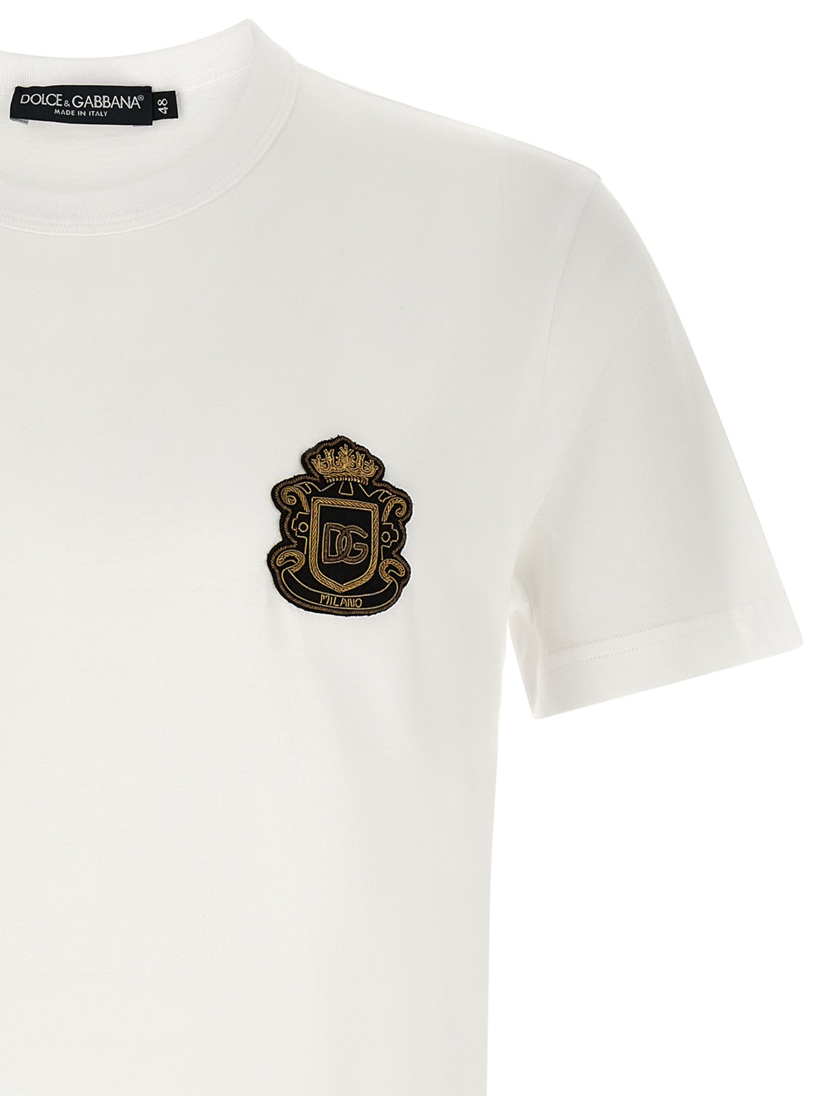 T-shirt blanc en coton de Dolce & Gabbana, style décontracté avec logo subtil, porté sur un mannequin.