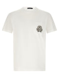 T-shirt blanc en coton de Dolce & Gabbana, vêtement décontracté avec logo subtil, porté sur un mannequin.